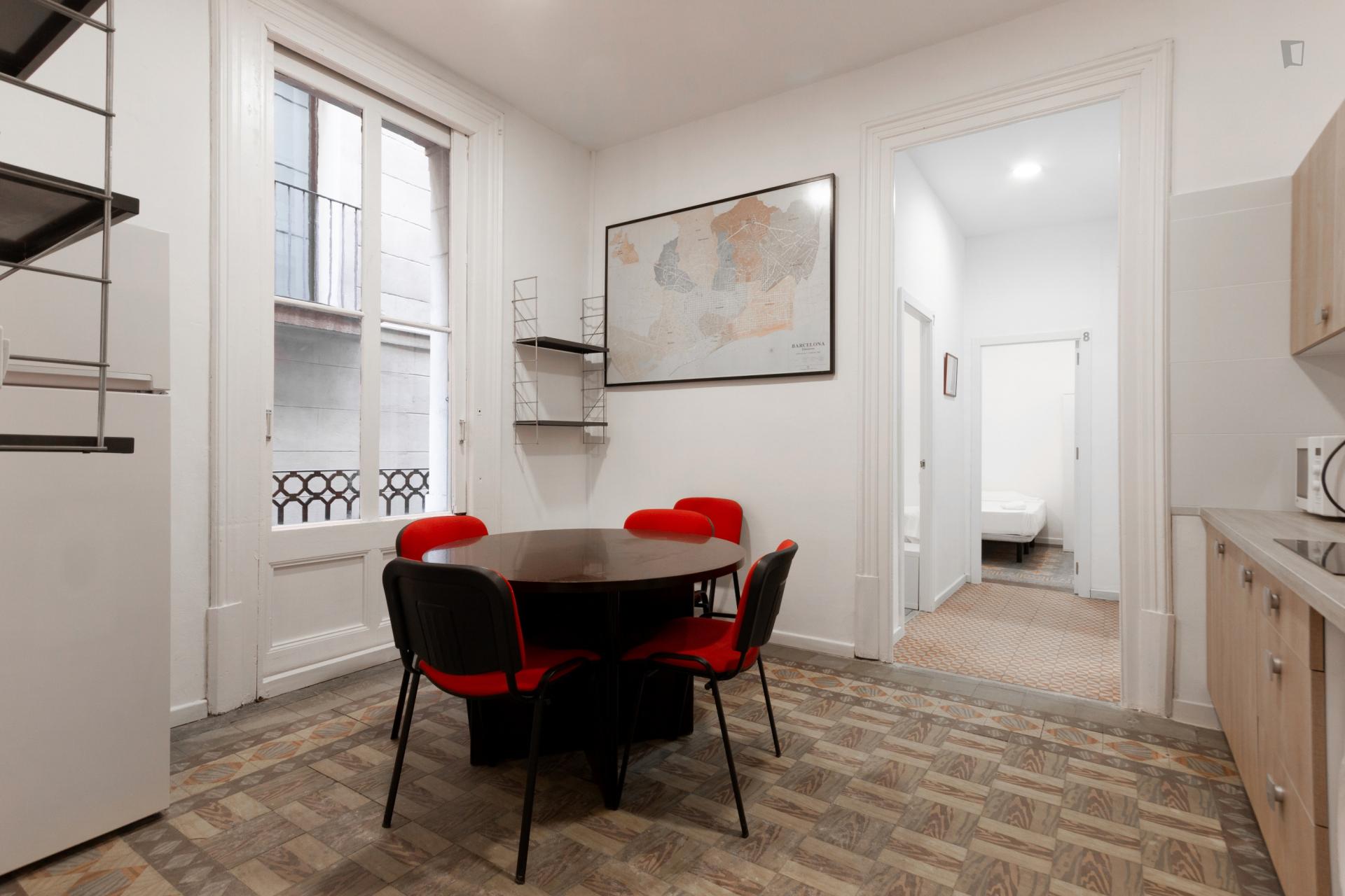 Gotic - 1 bedroom shared flat in Barcelona - Dining table