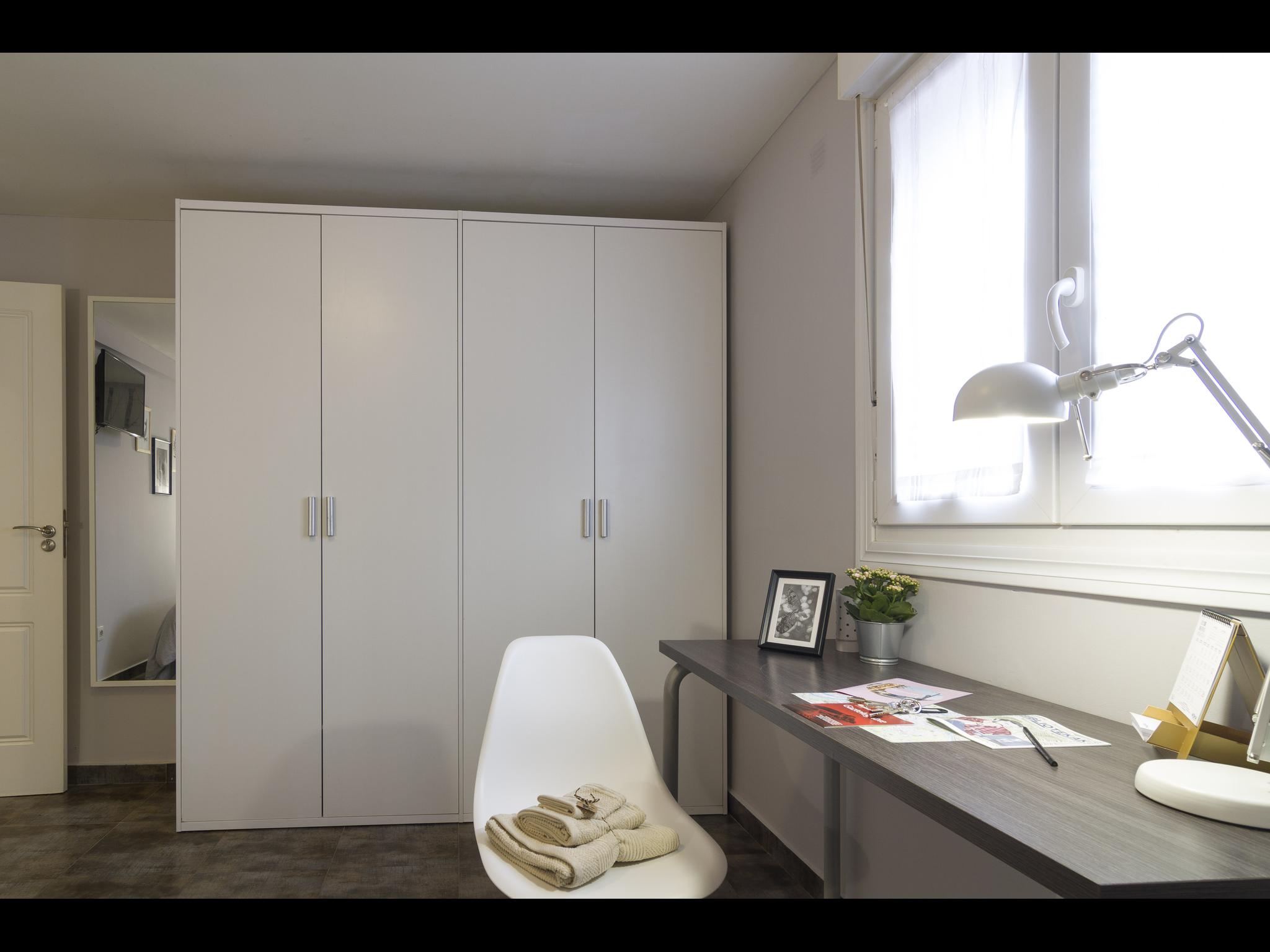 Santutxu - Private bedroom in Bilbao - Closet