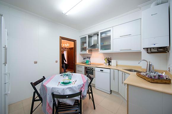 Aguirre - Private bedroom in Bilbao city - Dining table