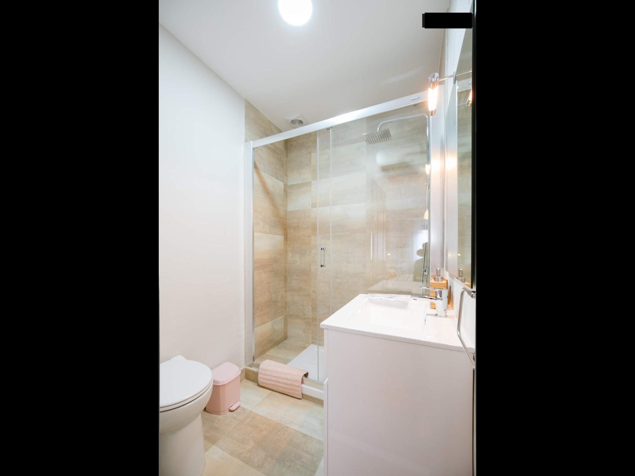 Charming room in a shared flat in Bilbao - Bathroom