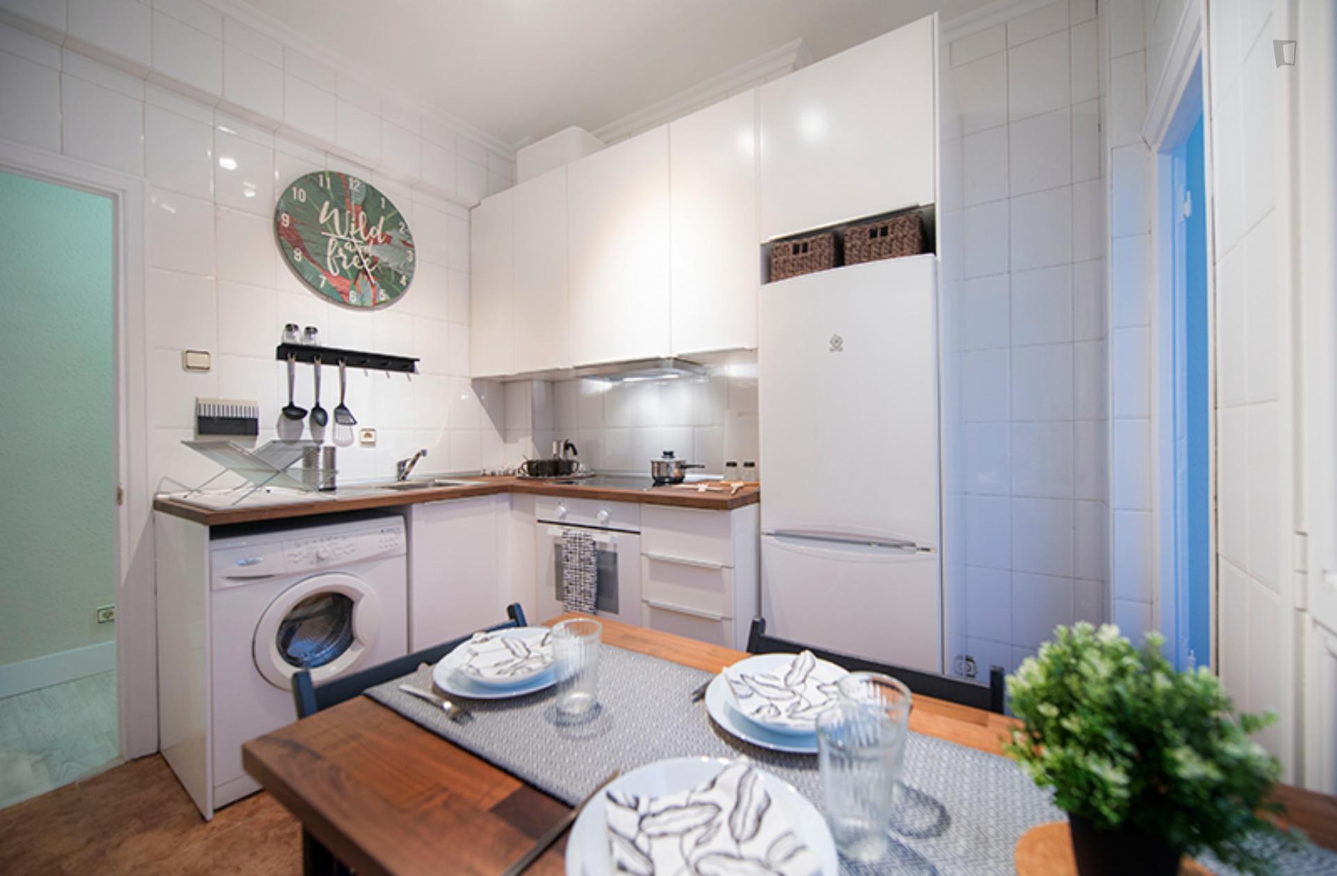 Ametzola - Double bedroom in Bilbao - Dining table