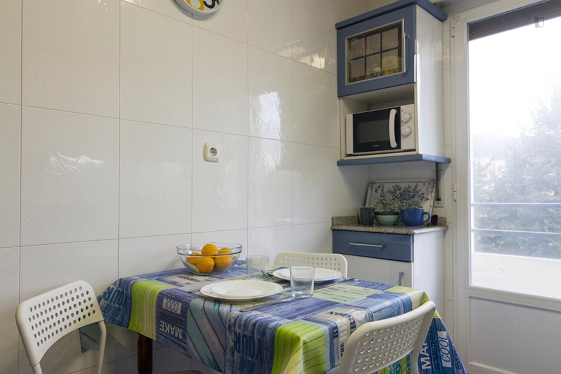 Santutxu - Nice single bedroom in Bilbao - Dining table