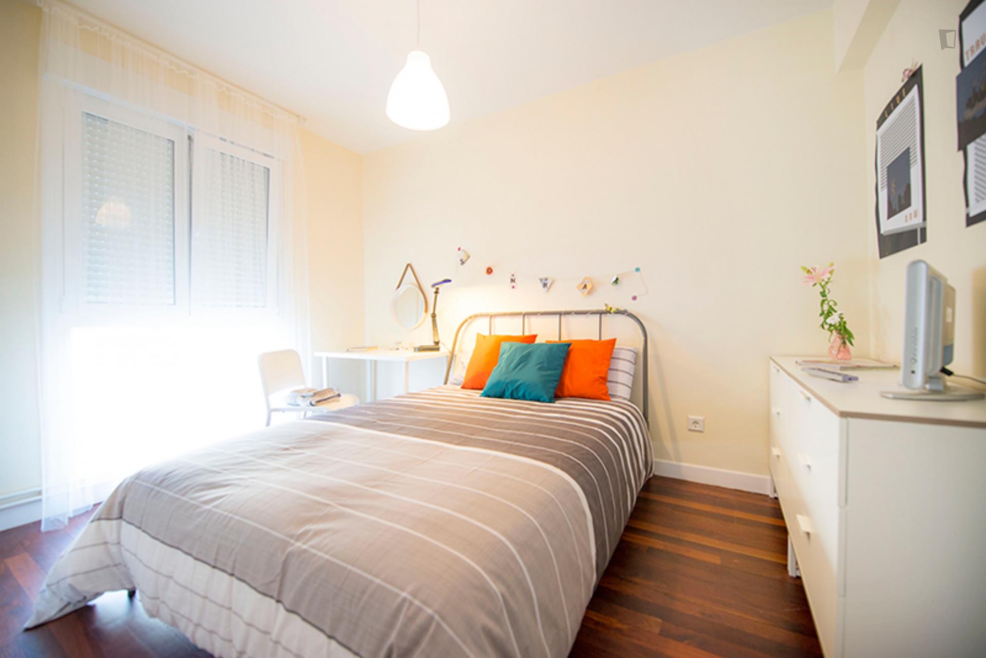 Kalea 16- Spacious Room in Shared Flat in Bilbao - Bedroom