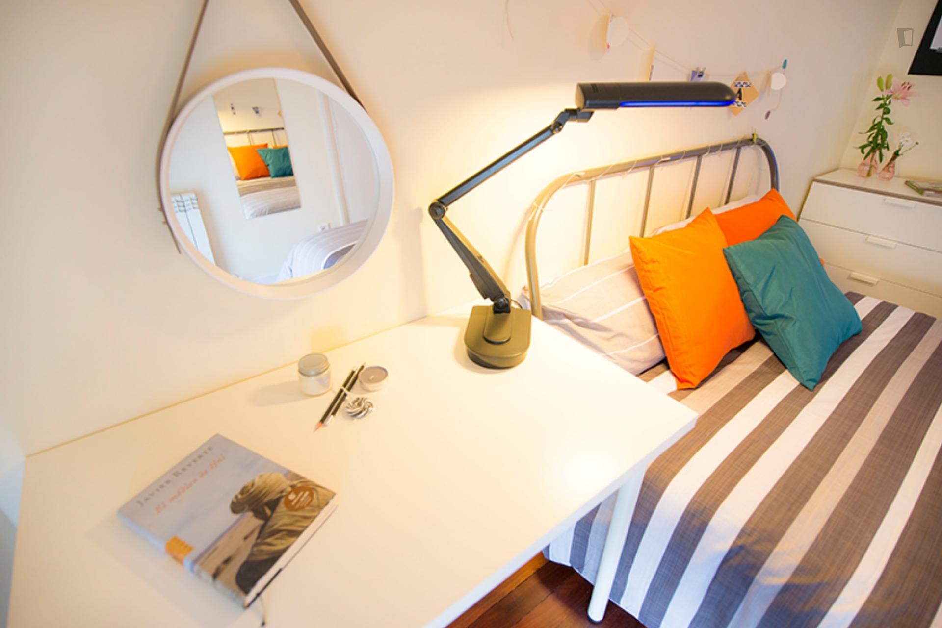 Kalea 16- Spacious Room in Shared Flat in Bilbao - Bedroom