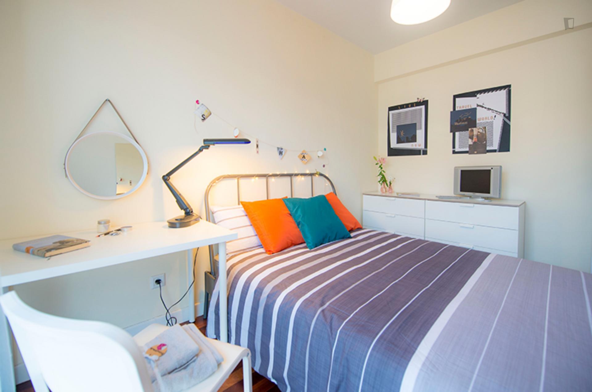 Kalea 16- Spacious Room in Shared Flat in Bilbao - Bedroom