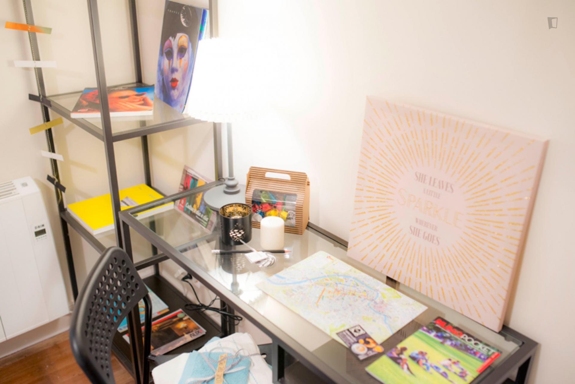 Kalea 17 - Beautifully Located Apartment Bilbao - Desk