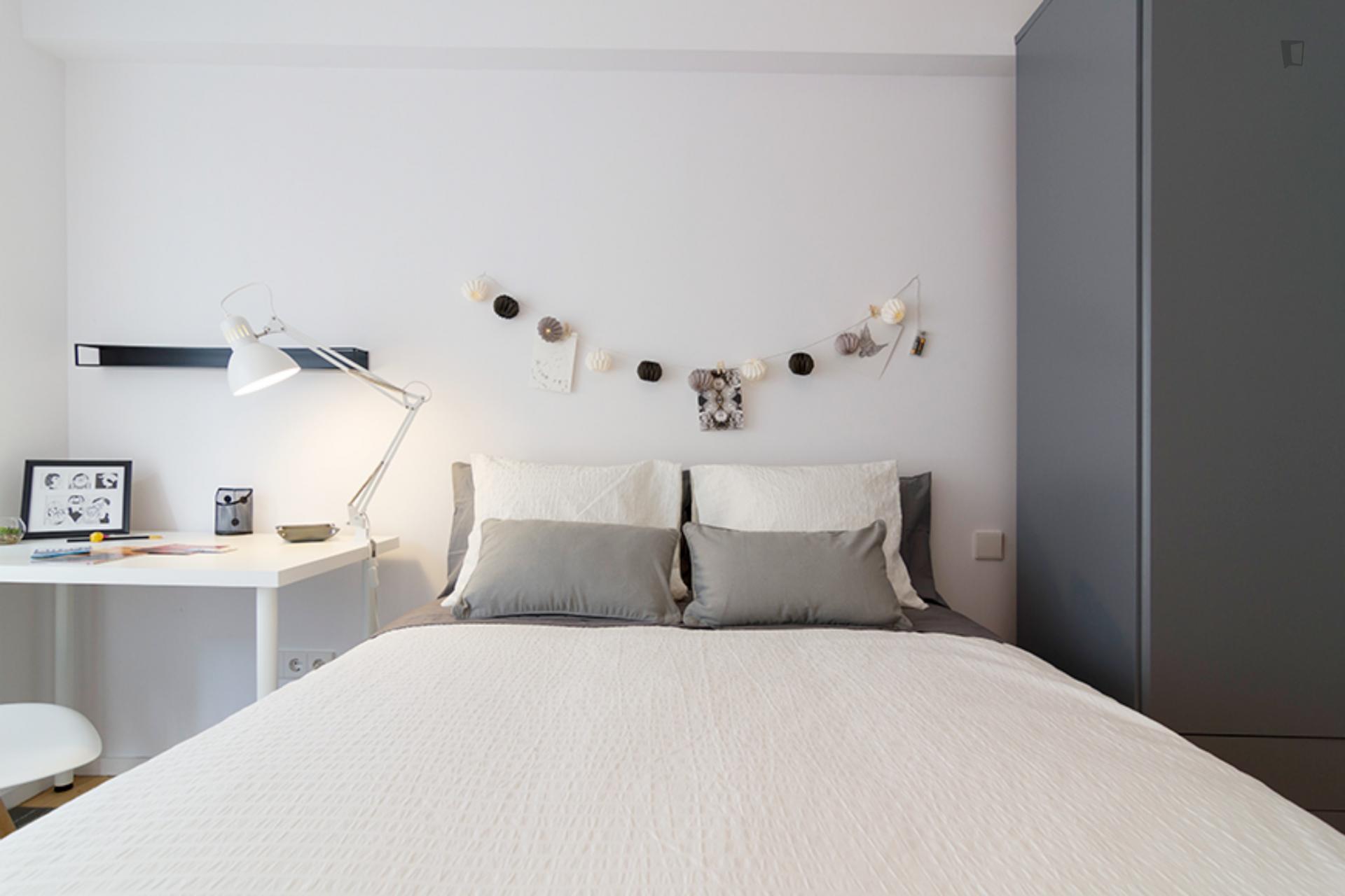 Kalea 19- Elegant Room in shared flat in Bilbao - Bedroom