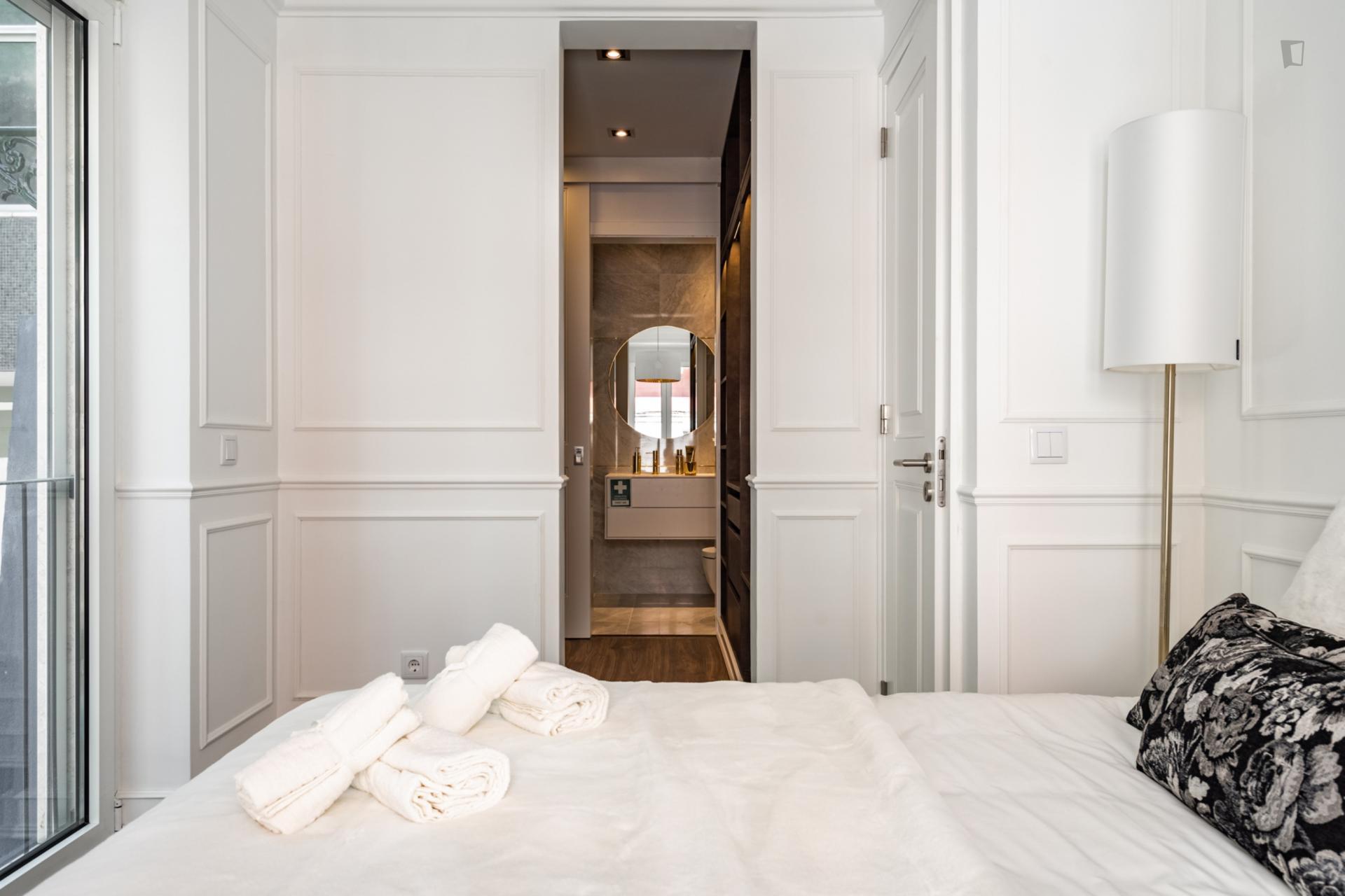 Barbadinhos - 2-bedroom apartment in Lisbon - Closet