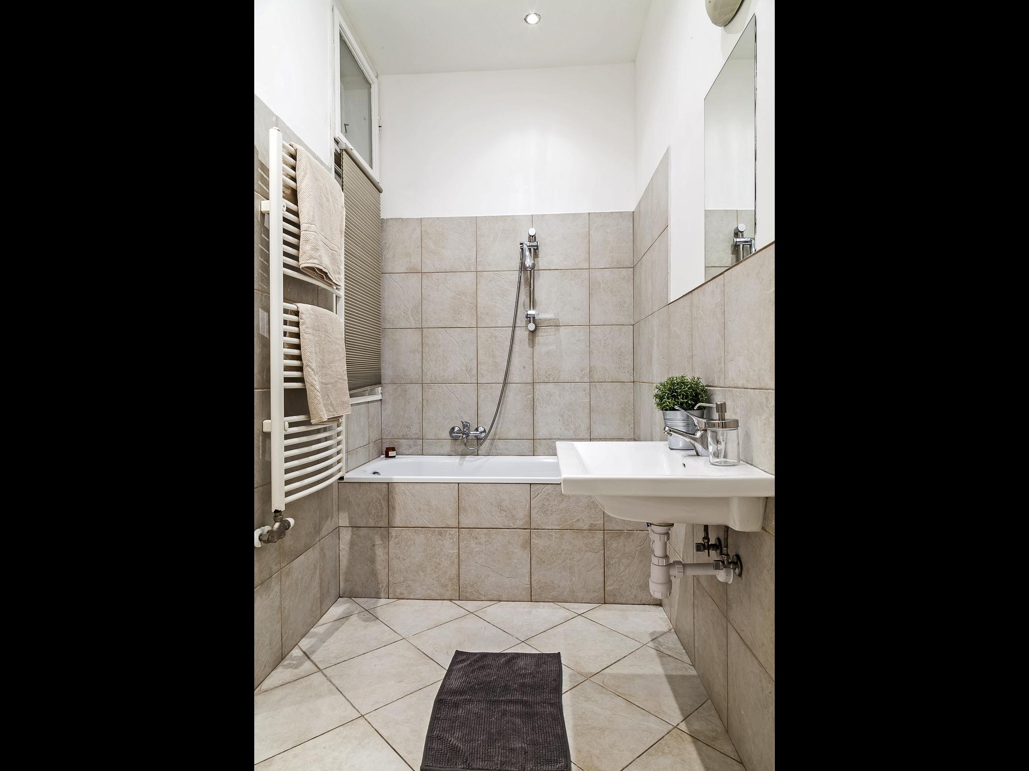 Nagymez 2 - Room for rent in Budapest - Bañera