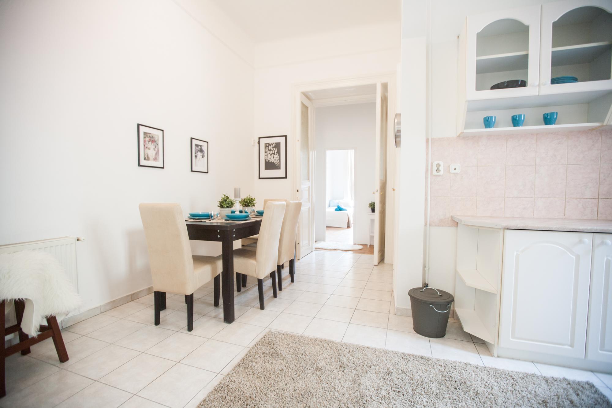 Korut - Private bedroom rent in Budapest - Dining table