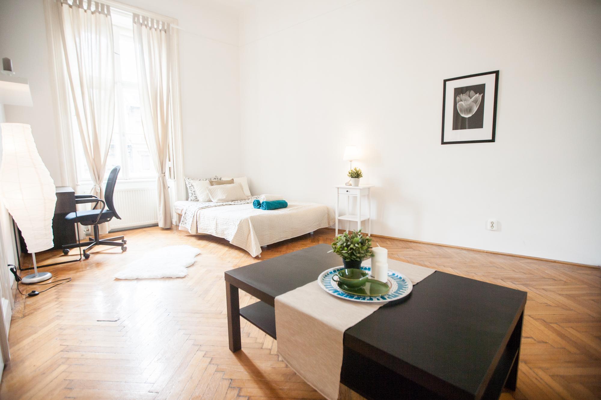 Korut - Private bedroom rent in Budapest - Coffee table