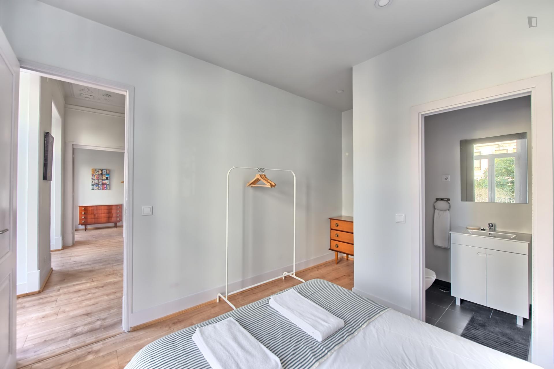 Almirante Reis 2- Spacious 6 Bedroom Apartment in Lisbon - Bedroom