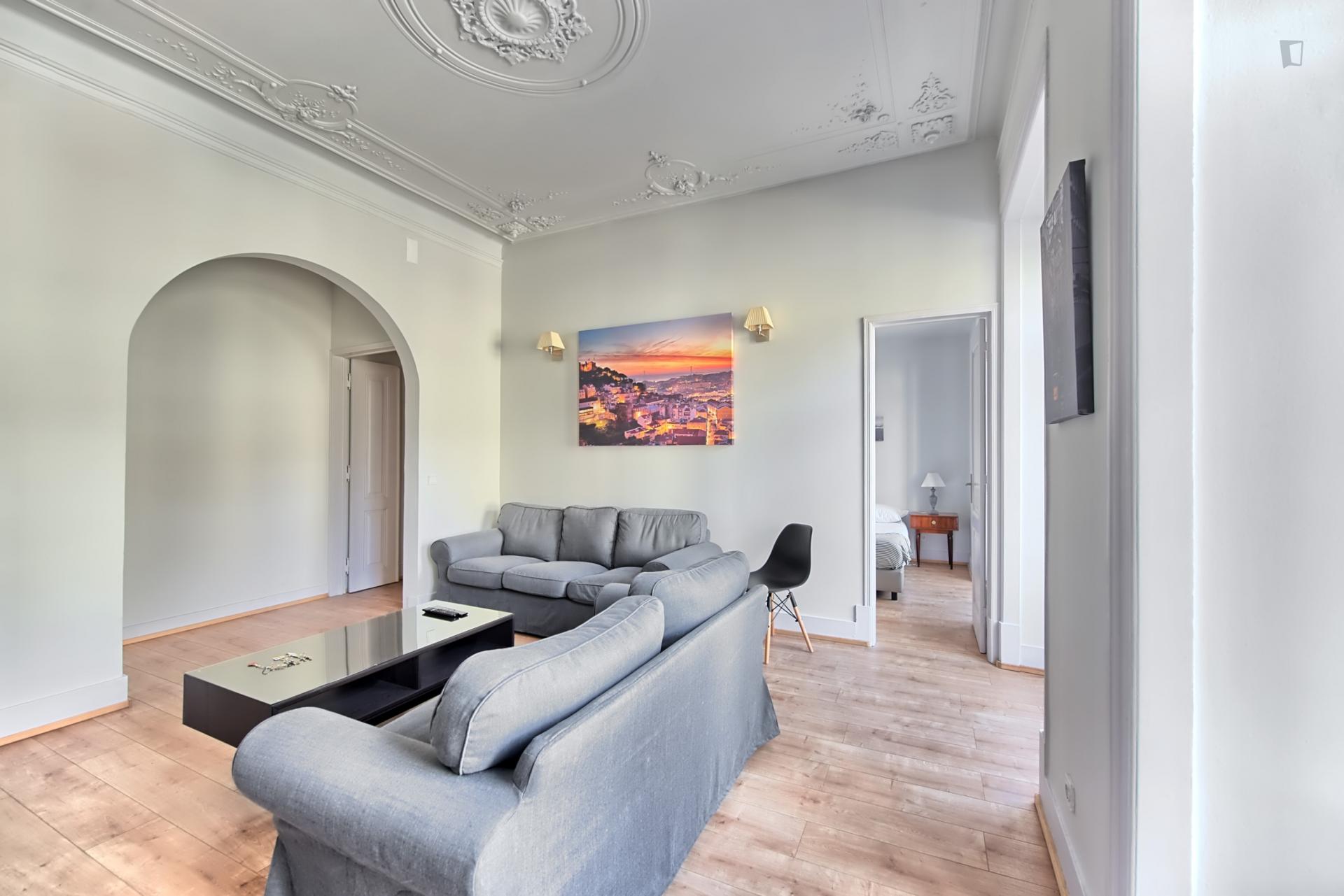 Almirante Reis 2- Spacious 6 Bedroom Apartment in Lisbon - Living room