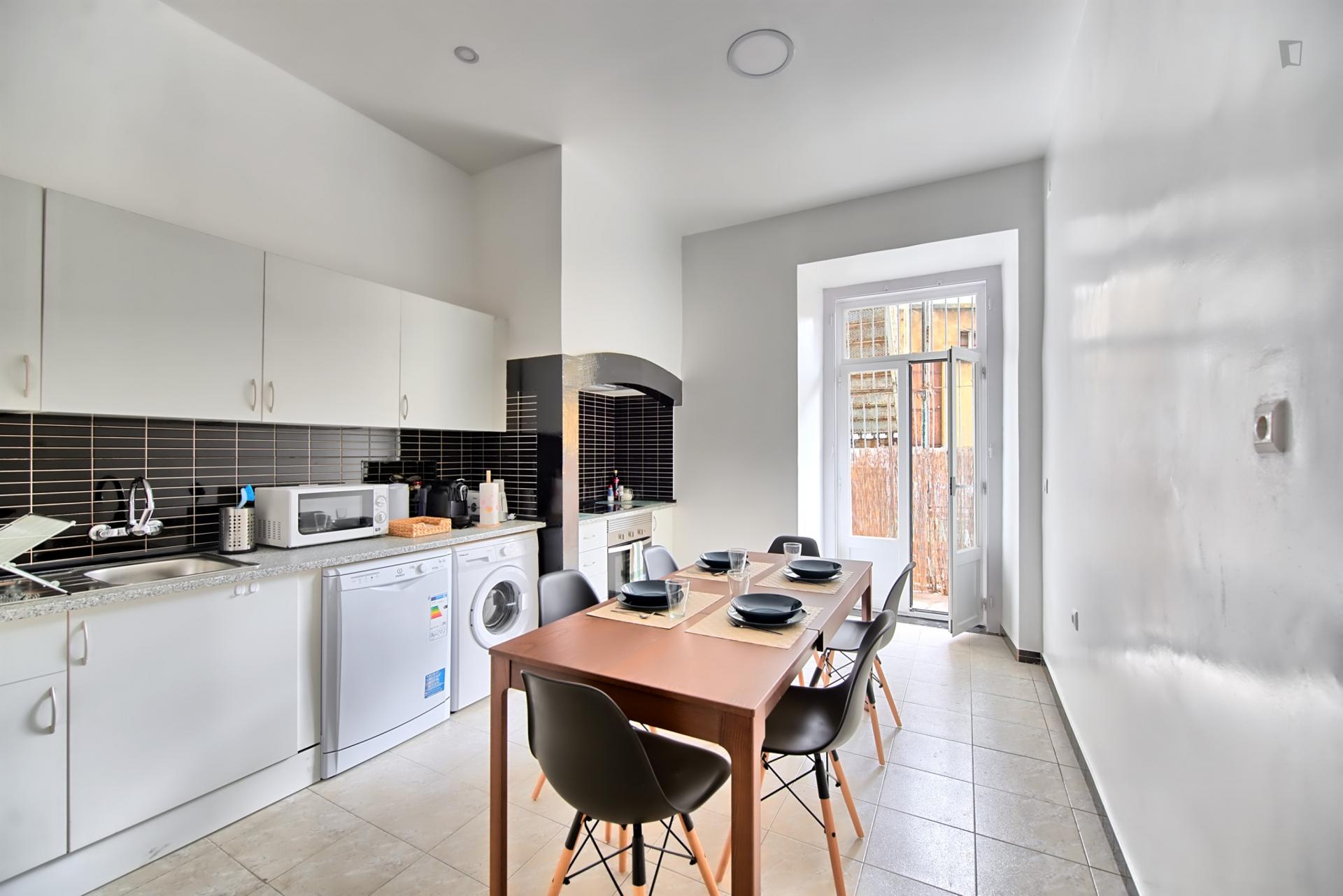 Almirante Reis 2- Spacious 6 Bedroom Apartment in Lisbon - Kitchen