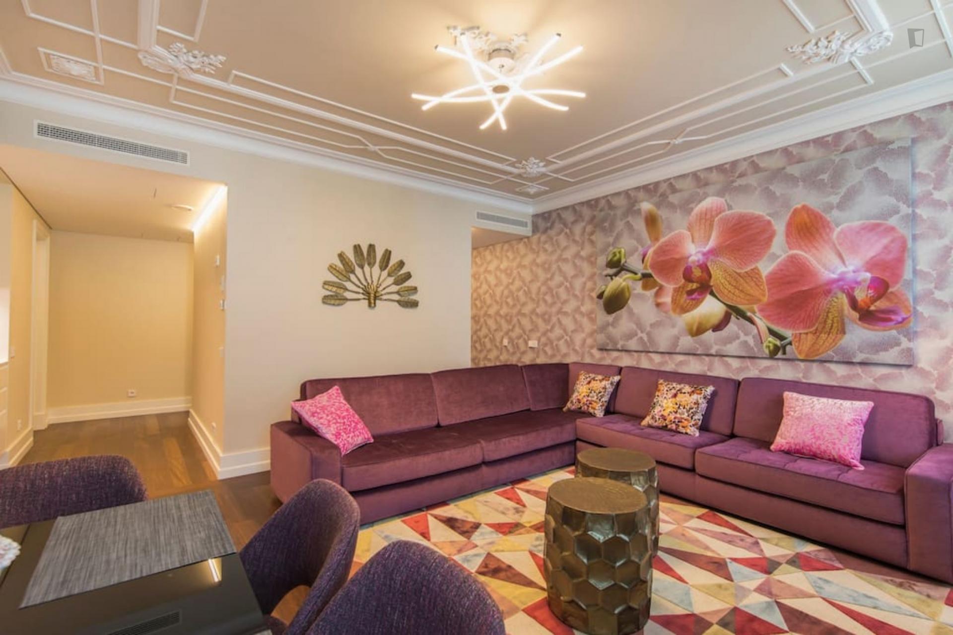 Duque de Loulé- 2 Bedroom Apartment with pool in Lisbon - Living room