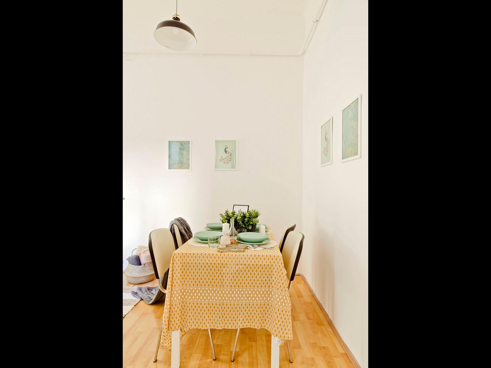 Brody - Private room apartment in Budapest - Dining table