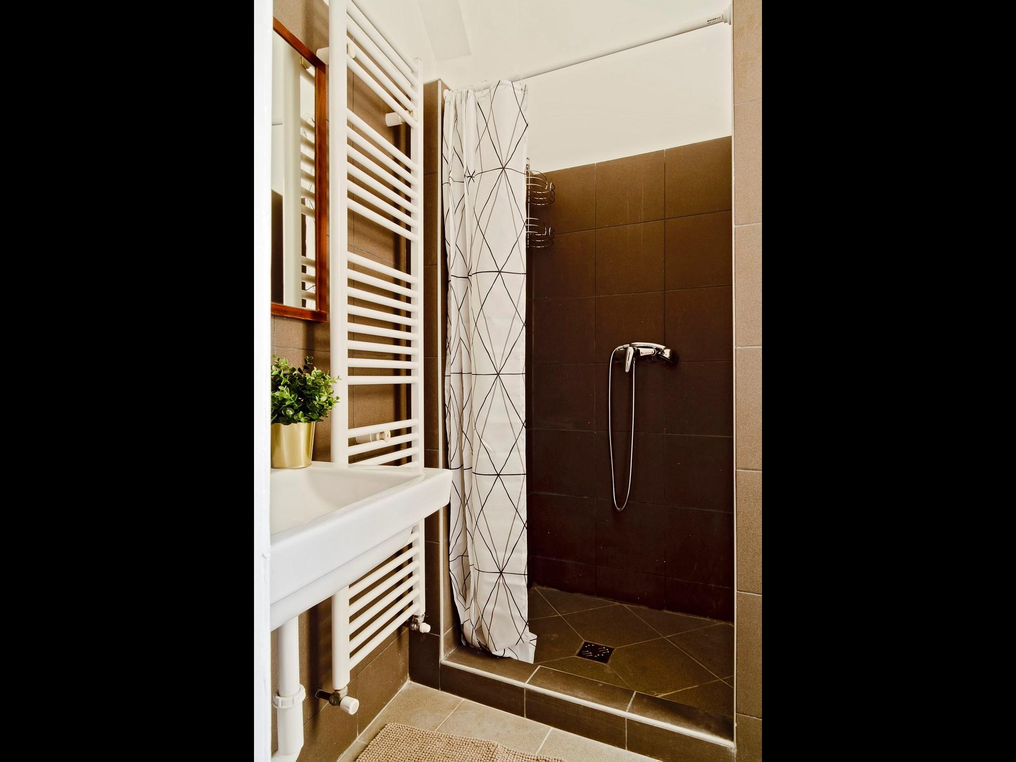 Brody - Private room apartment in Budapest - Door