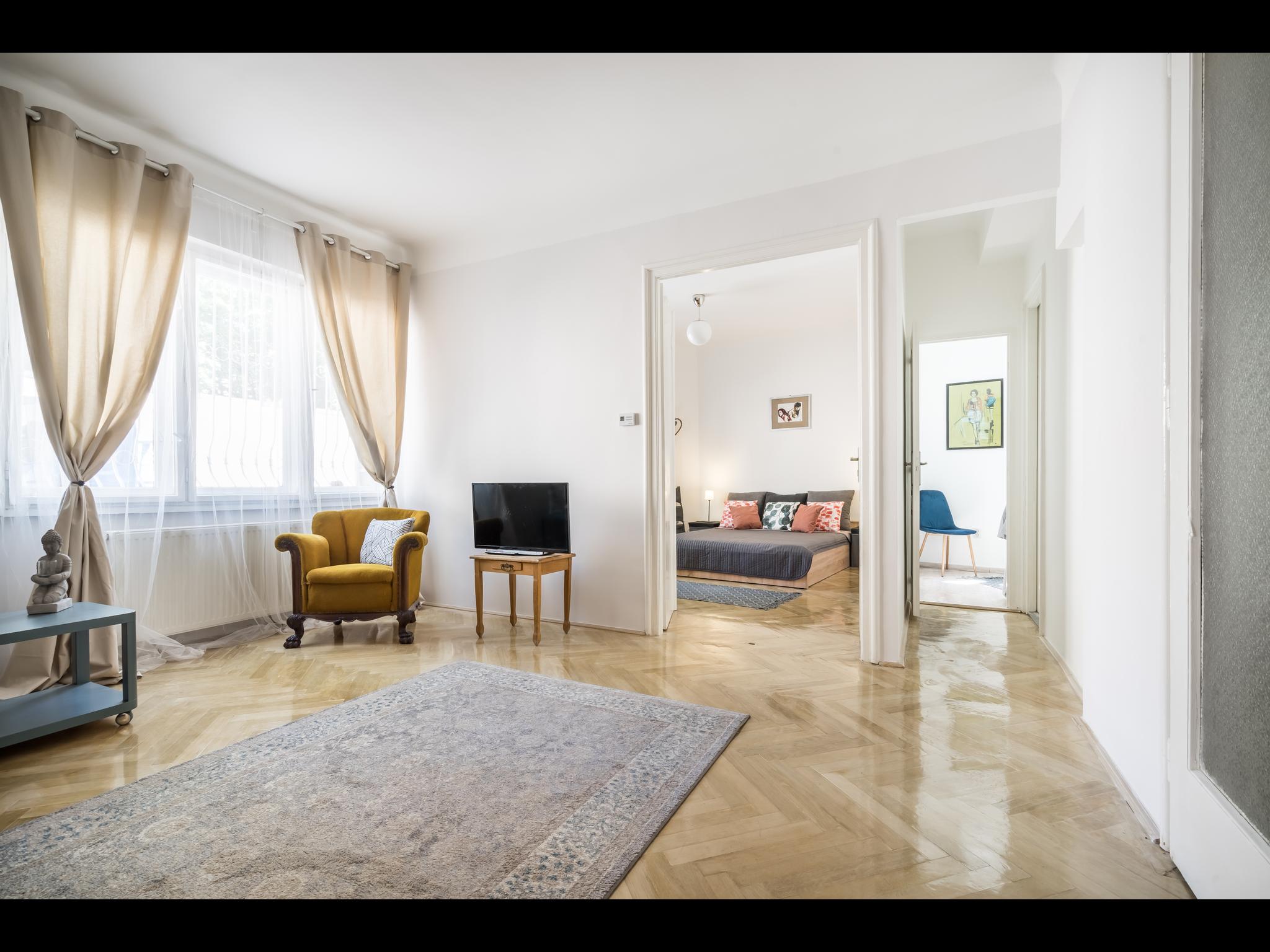 Ponty - 3 Bedroom flat in Budapest - Chair