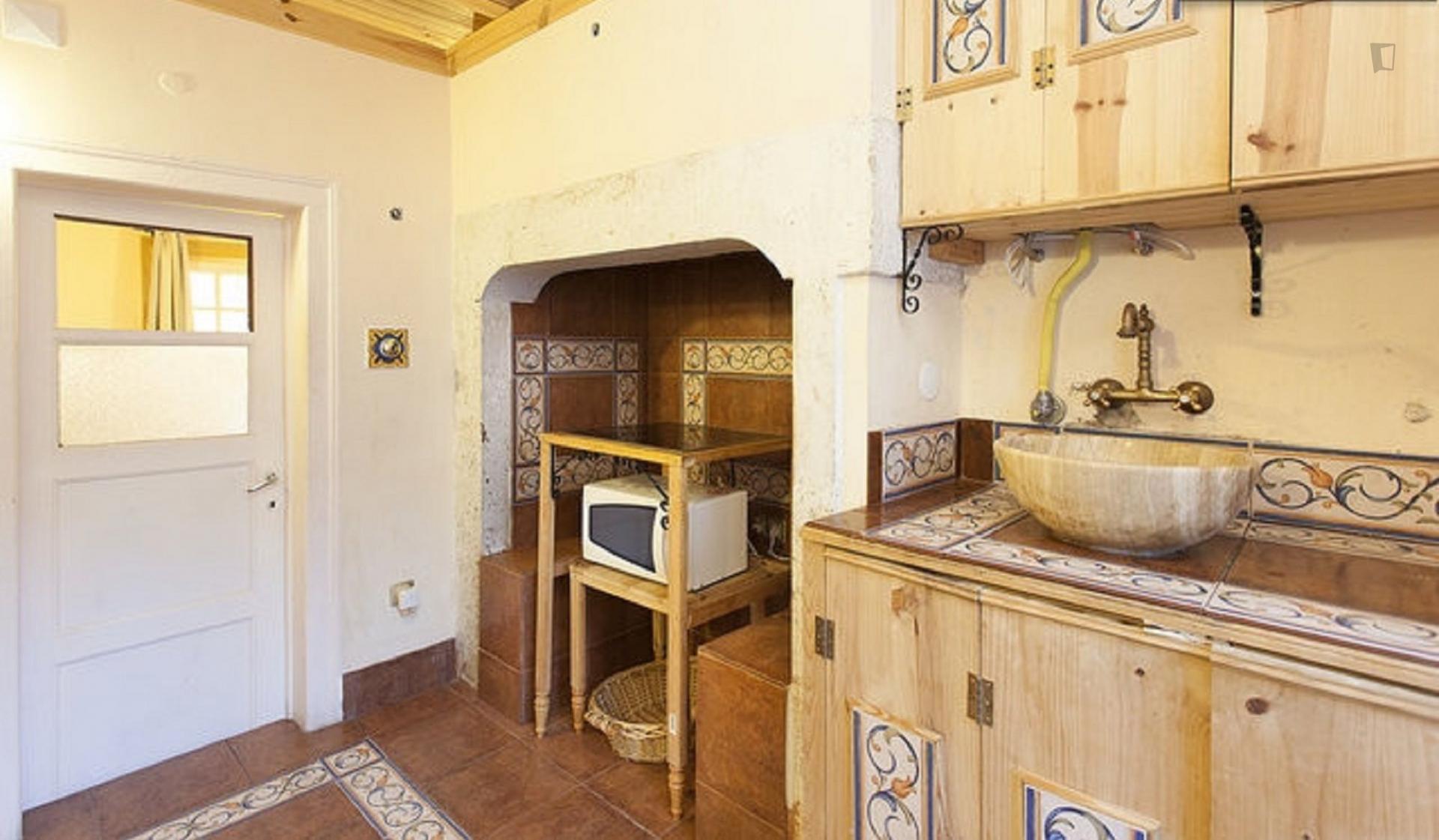Justa- Lovely 4 Bedroom Apartment in Lisbon - Kitchen