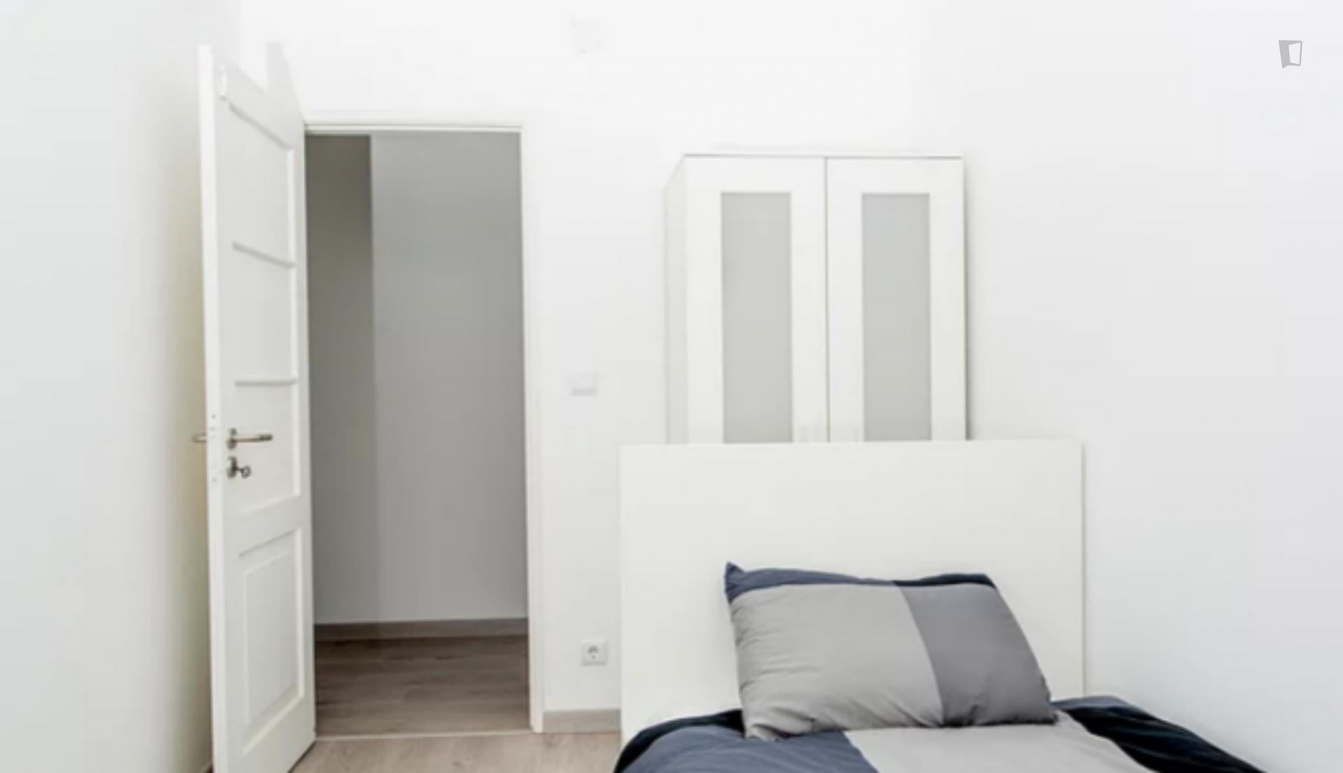 Lusíadas- Modern residency for males in Lisbon - Bedroom
