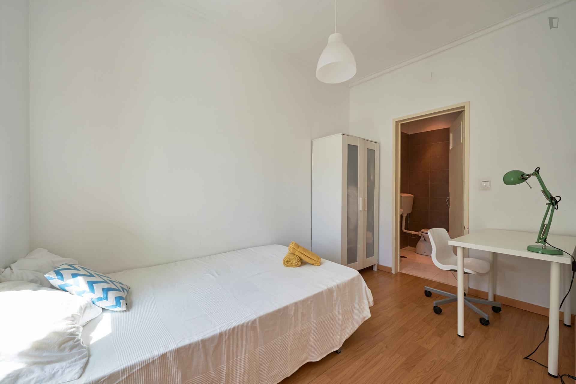 Bombarda- Bright shared flat in Lisbon - Bedroom