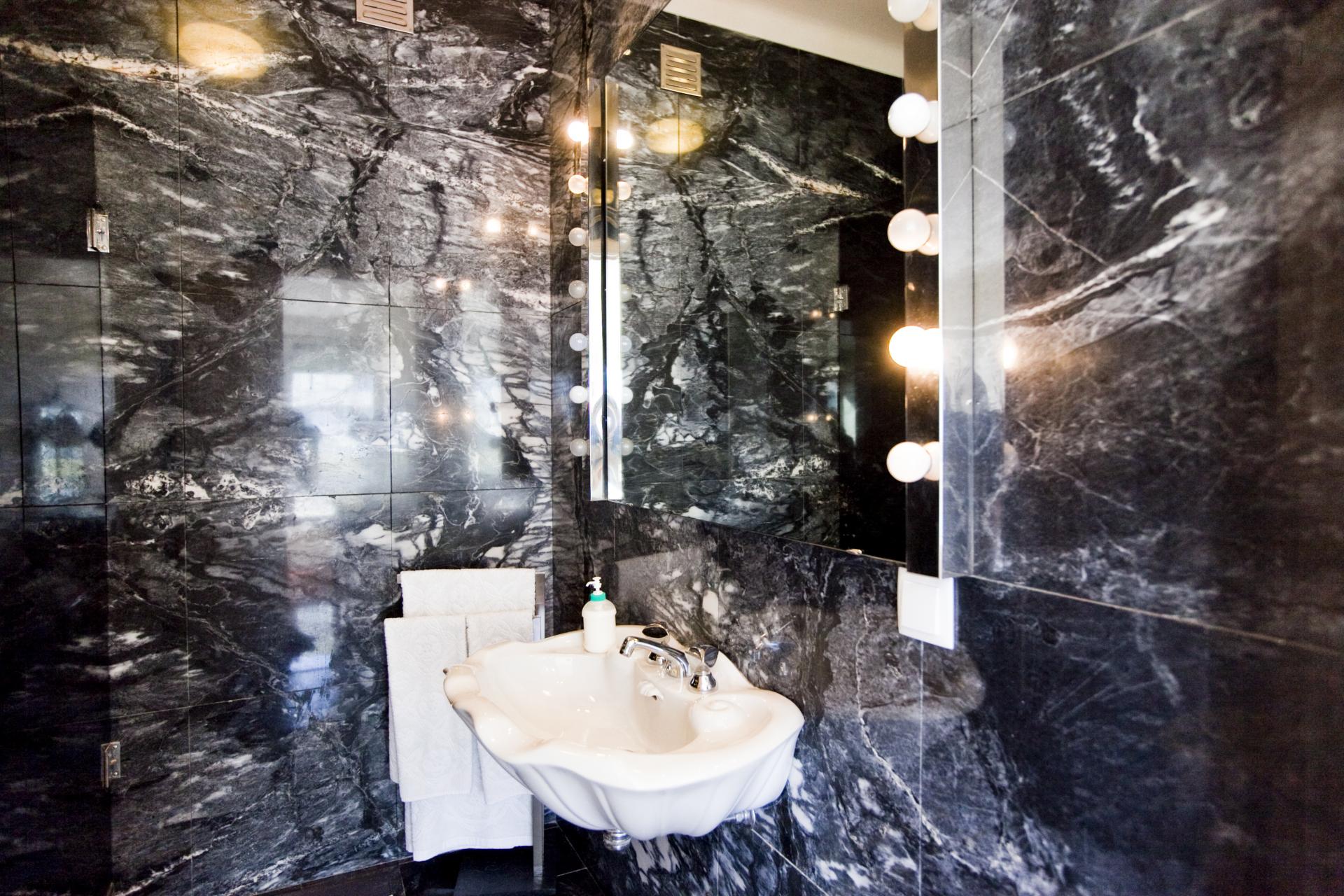 Calisto- City view Apartment in Lisbon - Bathroom