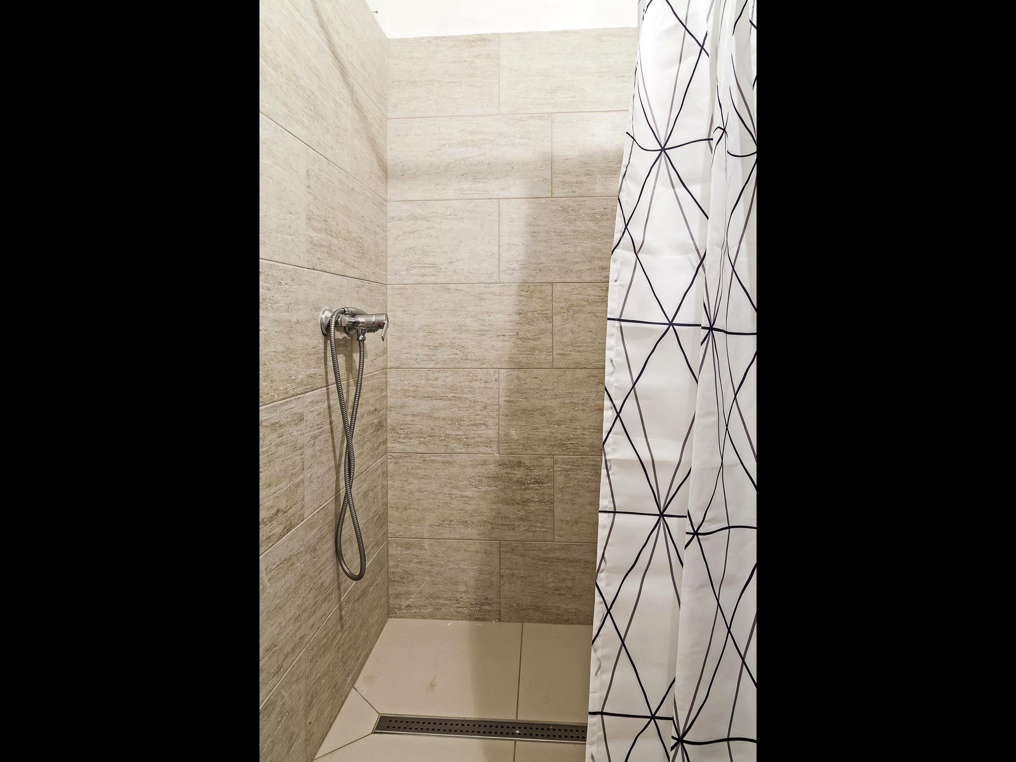 Terez - Furnished room for rent Budapest - Shower