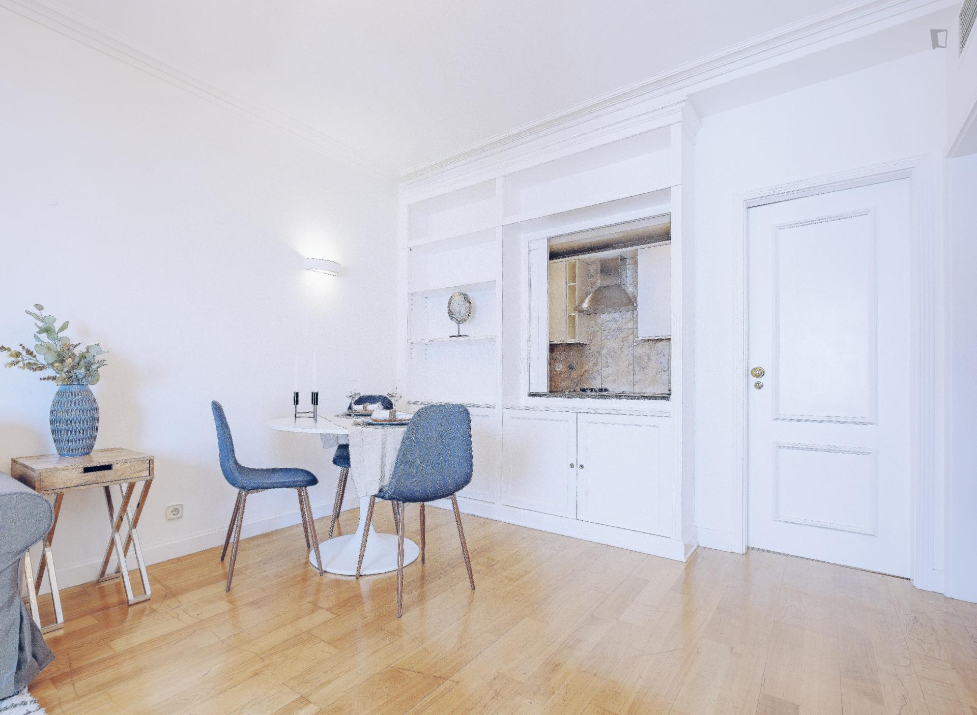 Valmor 2 - Clean and Luxurious apartment Lisbon - Dinning room