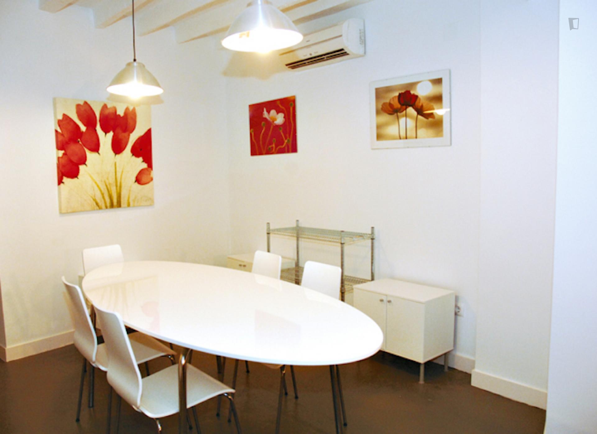 La Rambla - private double room in Alicante - Dinner table