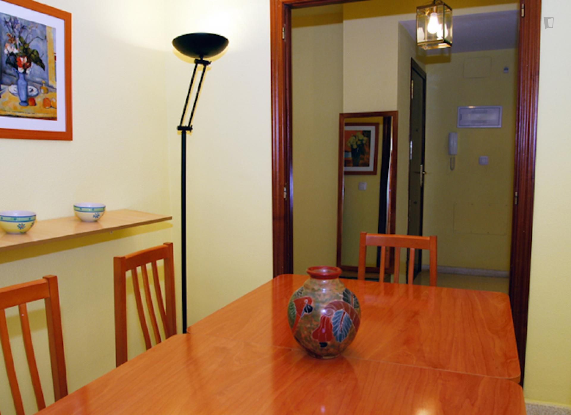 Bergez - Welcoming single bedroom Alicante - Dining table