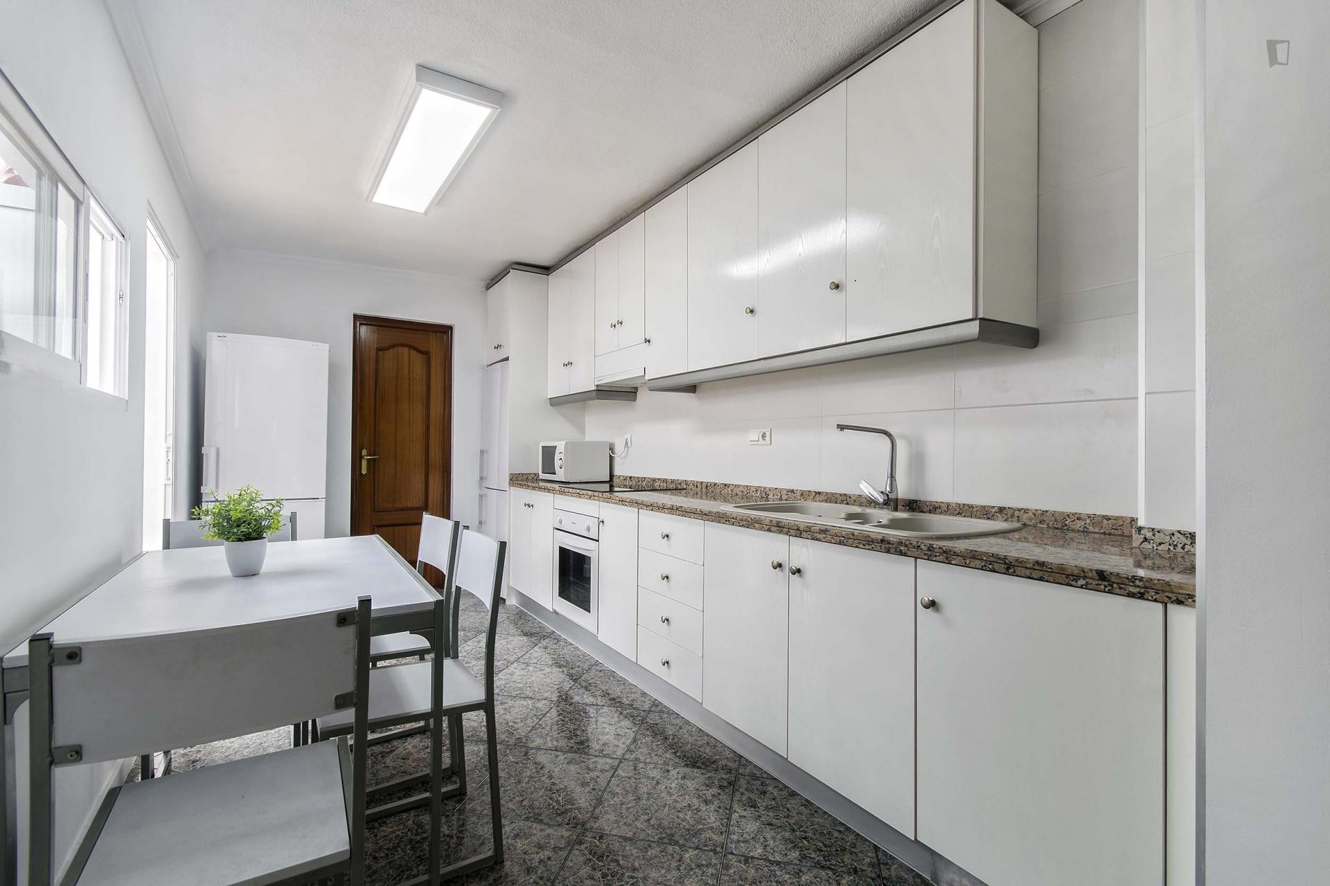 Muchavista - Double bedroom in Alicante - Dining table