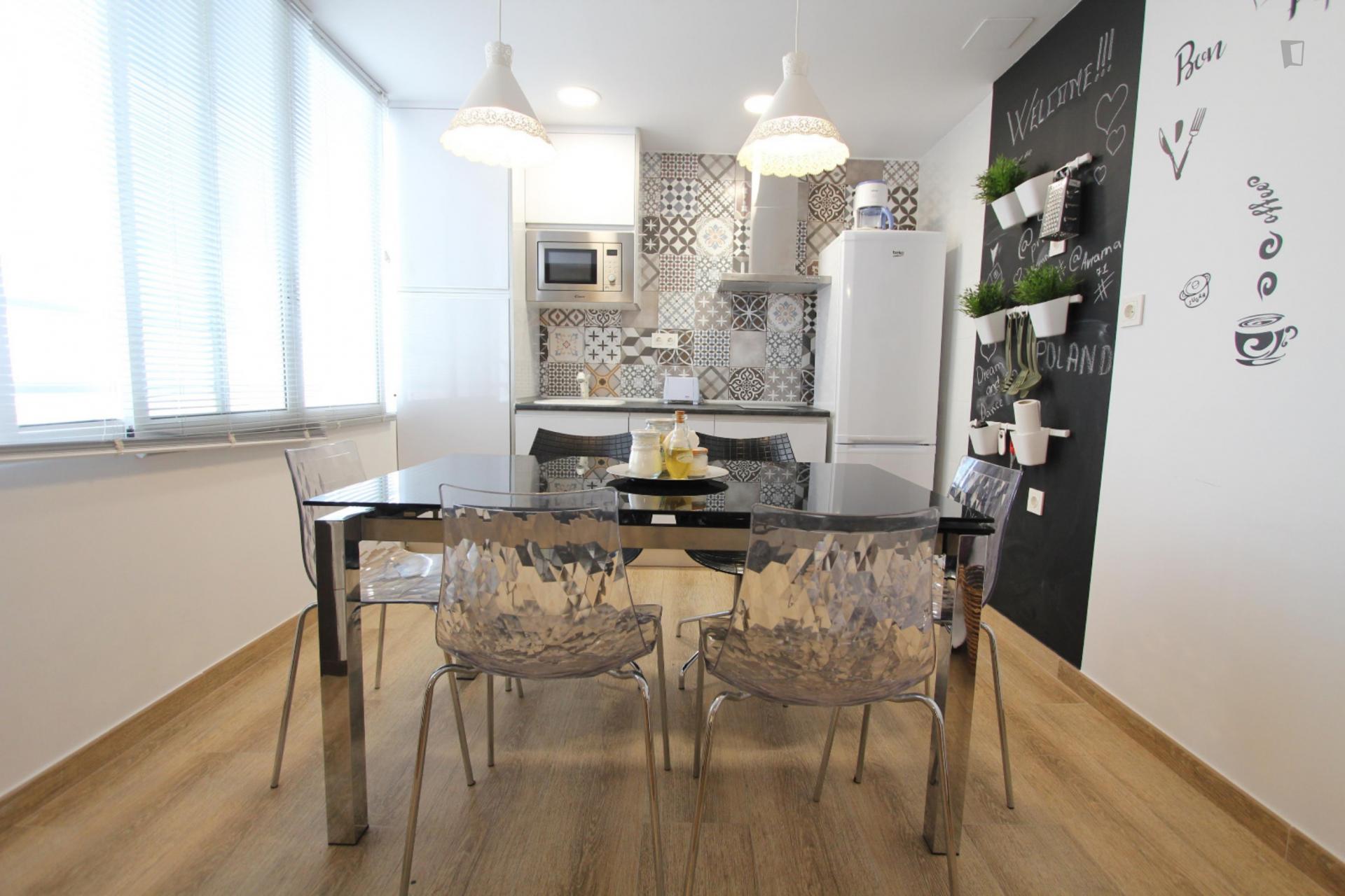 Ceres is a shared apartment in Alicante for expats. It has a balcony. Nearby
            restaurants and bars. - Kitchen