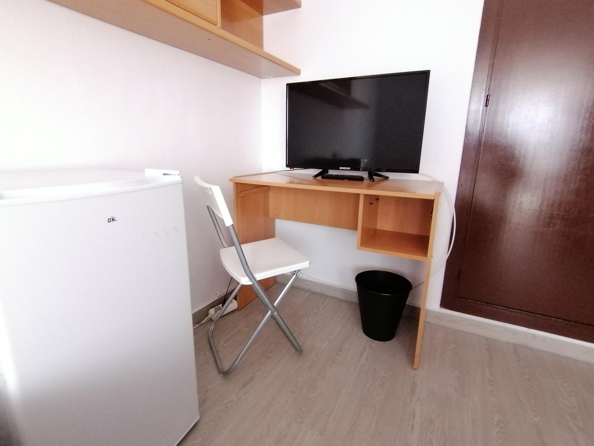 Avenida - Bedroom for rent in Málaga - TV