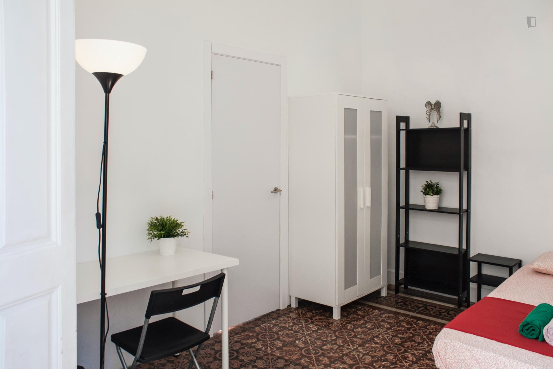 Comedias- Spacious Room for Expat in Malaga - Bedroom