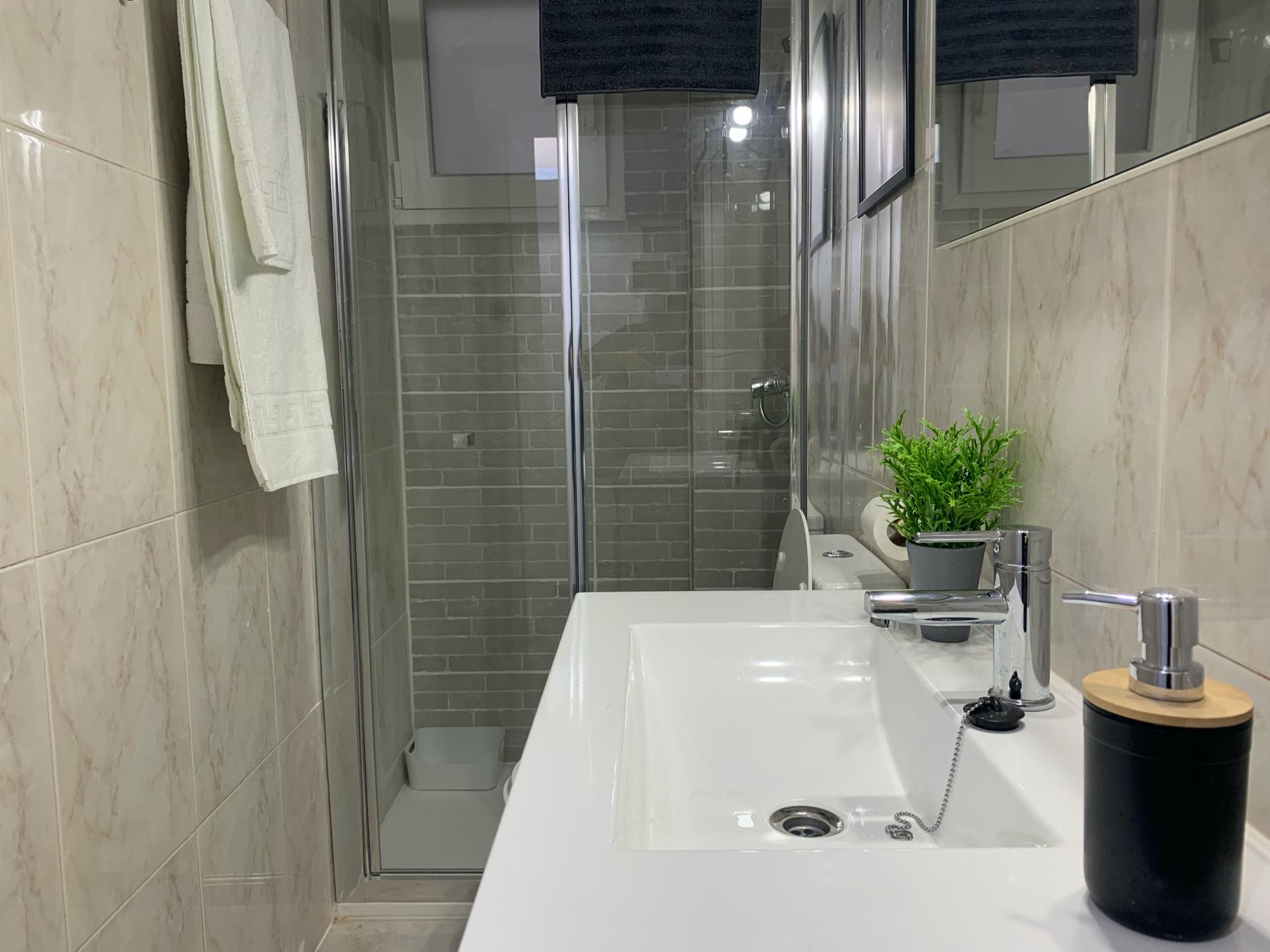 Morant - Double bedroom in a 3-bedroom apartment in Alicante - Bathroom