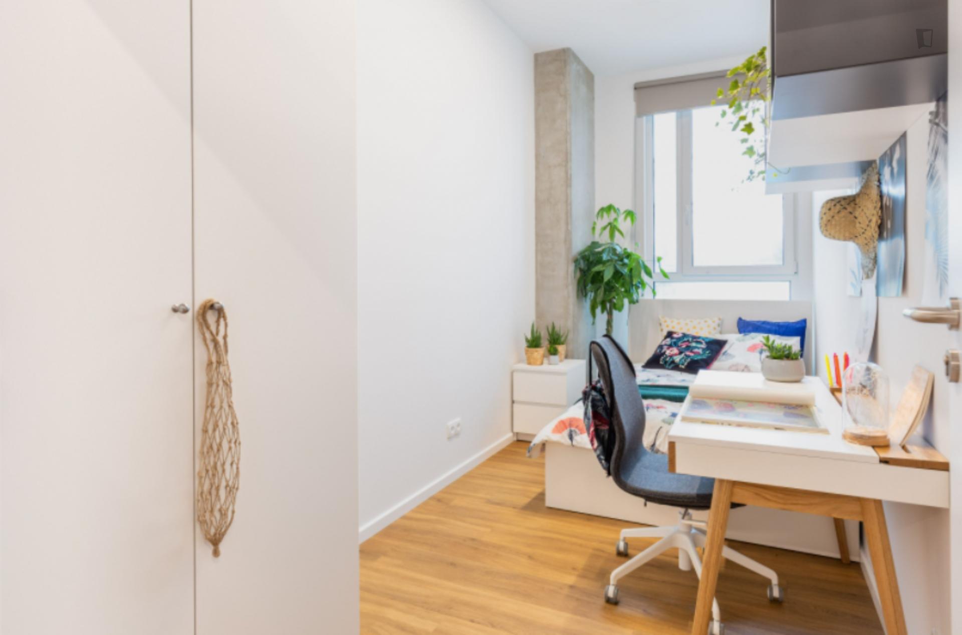 Roman 2 - Spacious bedroom in Krakow - Living room