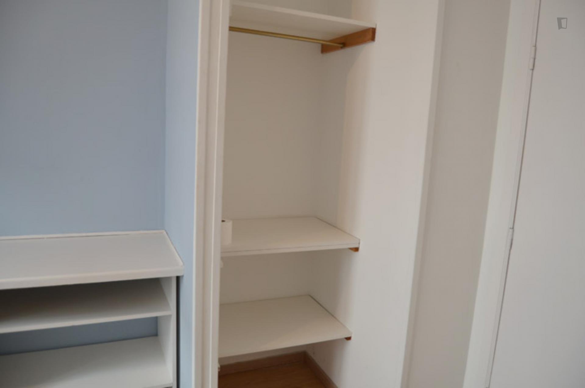 Constitution- Room in shared flat in Belgium - Closet