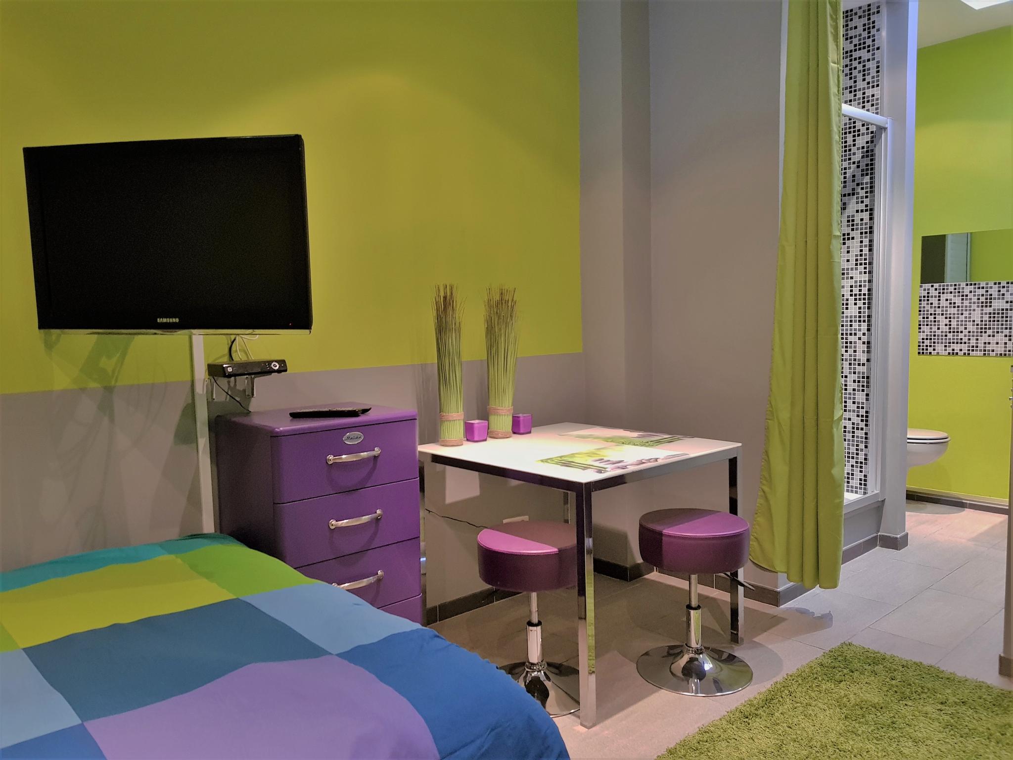 Begijnenvest - Entry ready studio in Antwerp - Desk