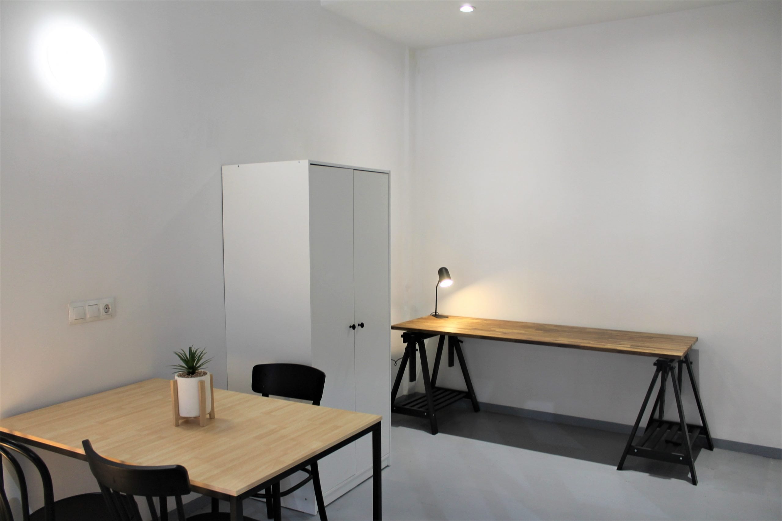 Marie Curie - Modern furnished expat rental in Valencia - Dining area + desk