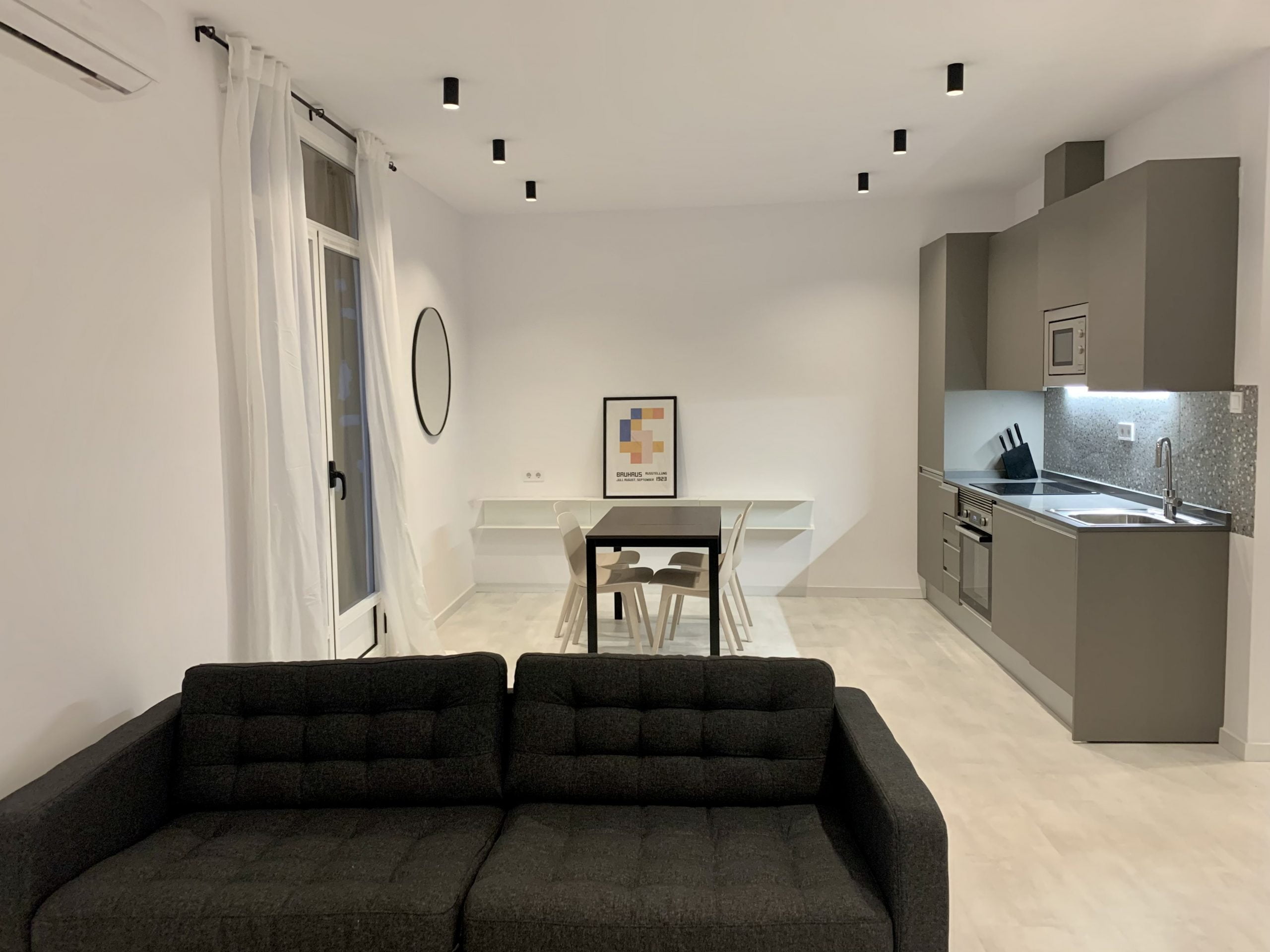 Tossal 3 - Modern expat apartment in Valencia centre - Living room