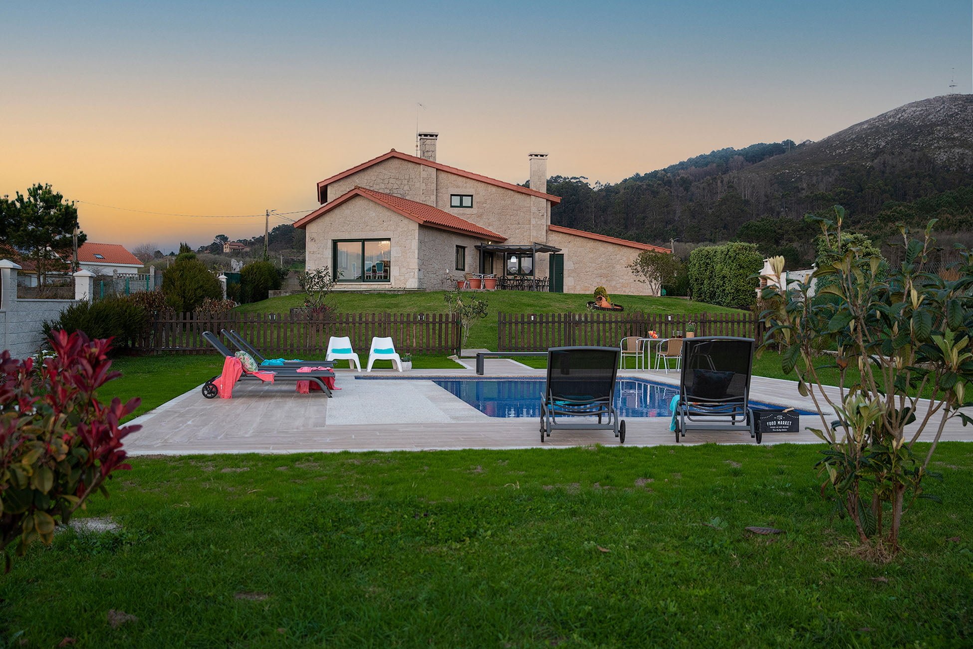 Villa Carolina - Luxury villa for rent in Galicia - Pool and garden