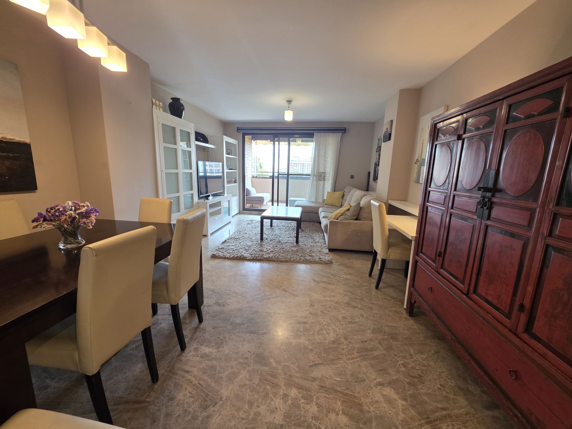 1 SALON VISTO DE FRENTE DESDE RECIBIDOR.jpg