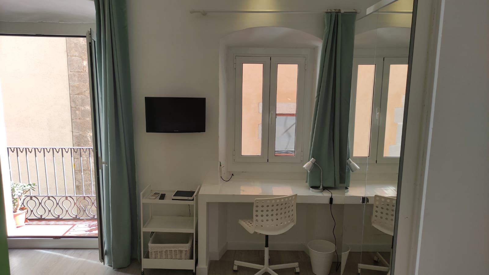 Monec - Furnished flat for rent in Barcelona - Desk