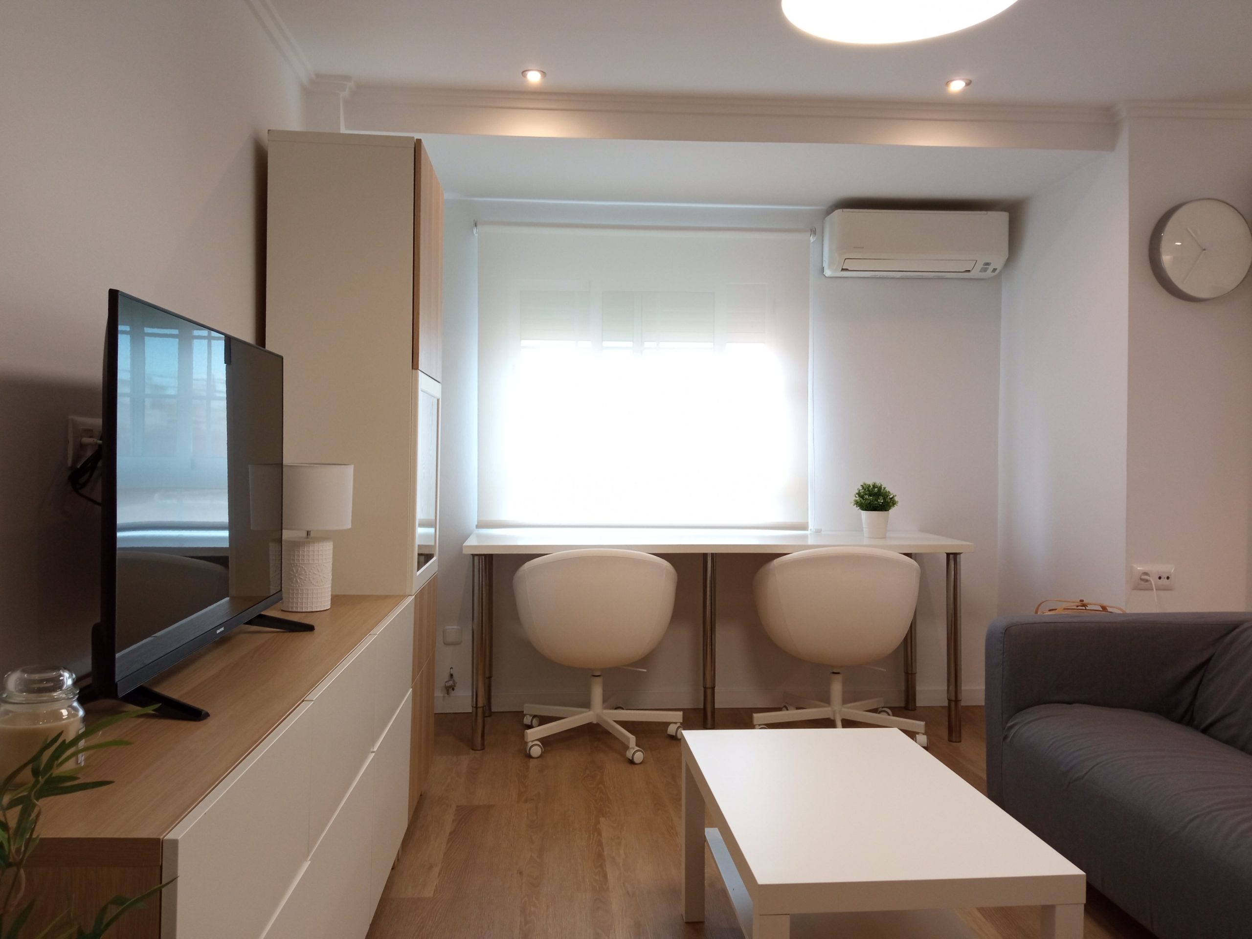 Carolina - Lovely entry-ready apartment for rent in Valencia - Desks