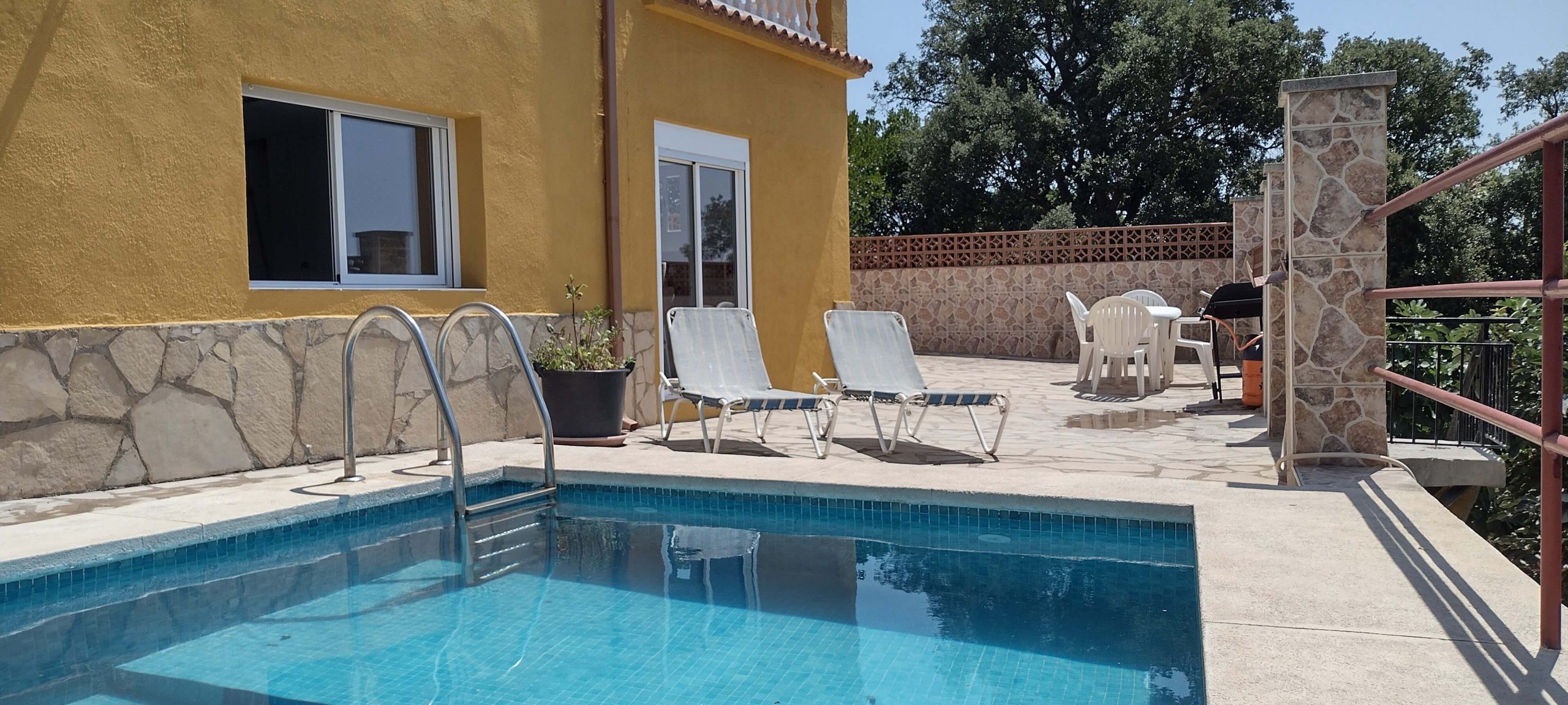 pool in house for rent in can carreres 2