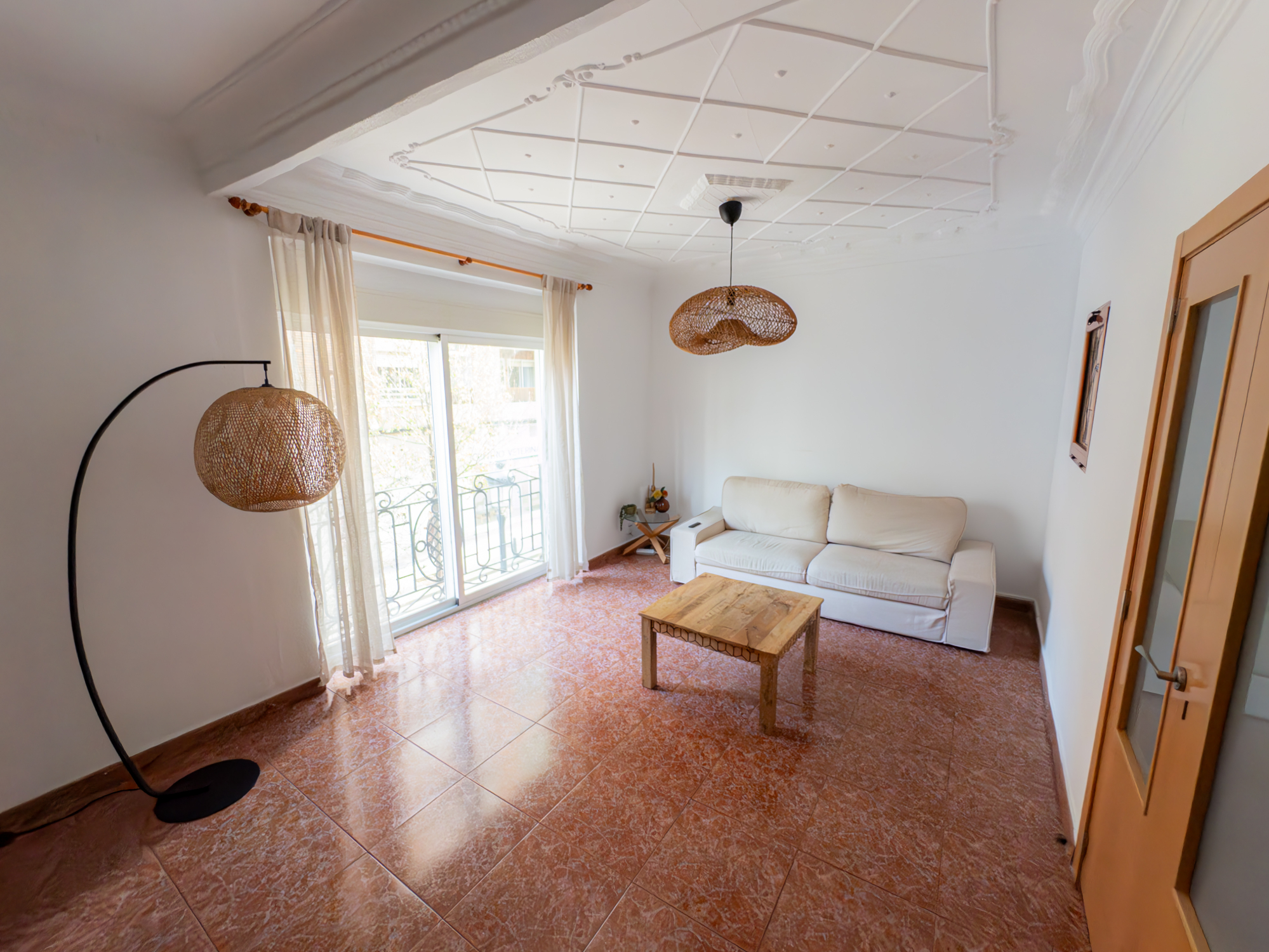 SALON CON LAMPARAS PUERTA CERRADA LUZ.jpg