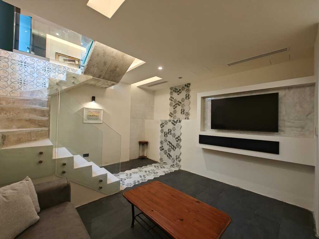 living room Sliema Maisonette - 2 bedroom apartment for rent in Malta 3