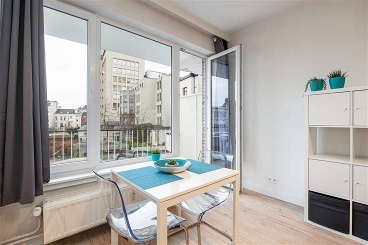 Montebellostraat dining  look to balcony