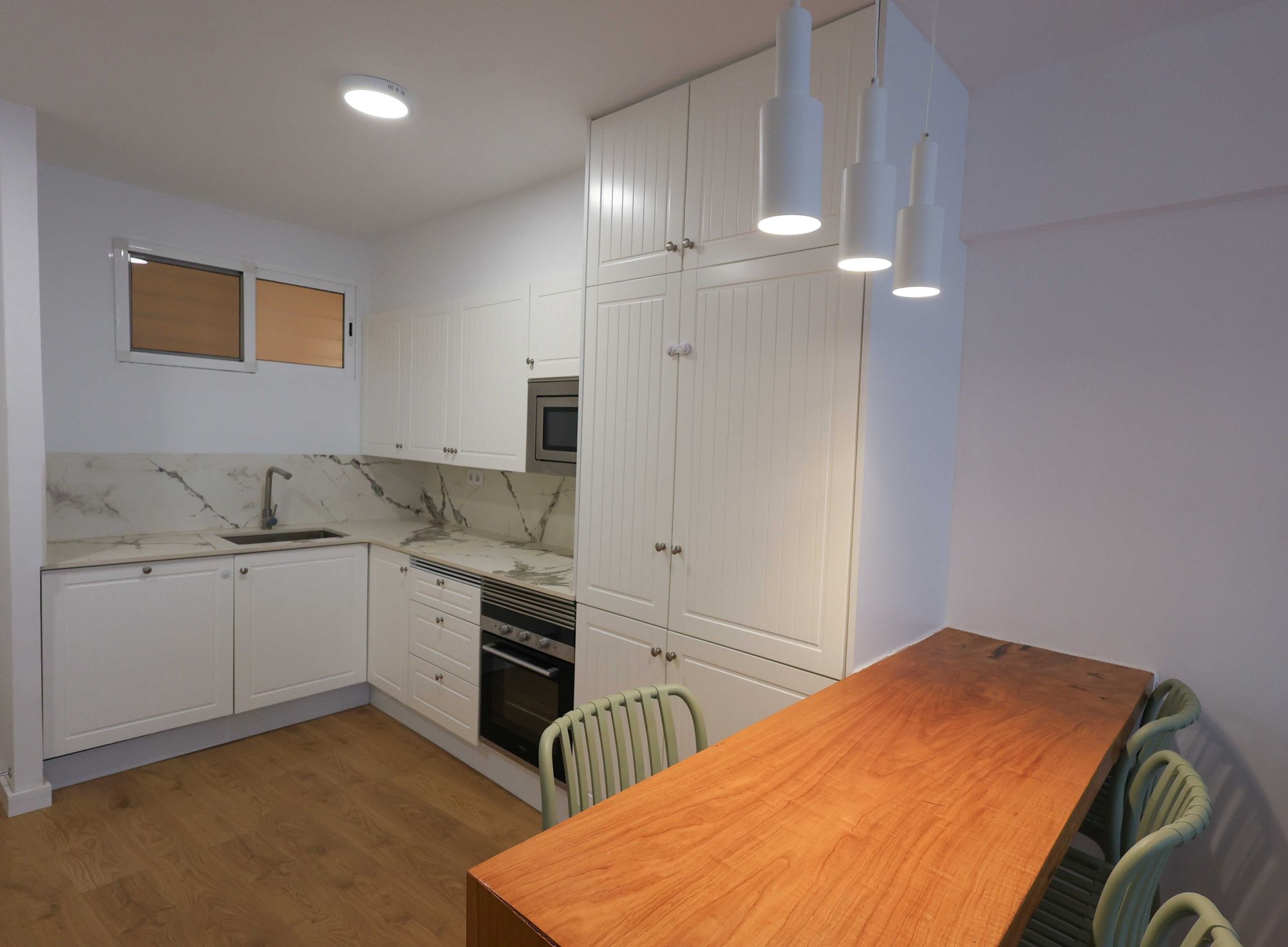 cocina con mesa puig .jpg