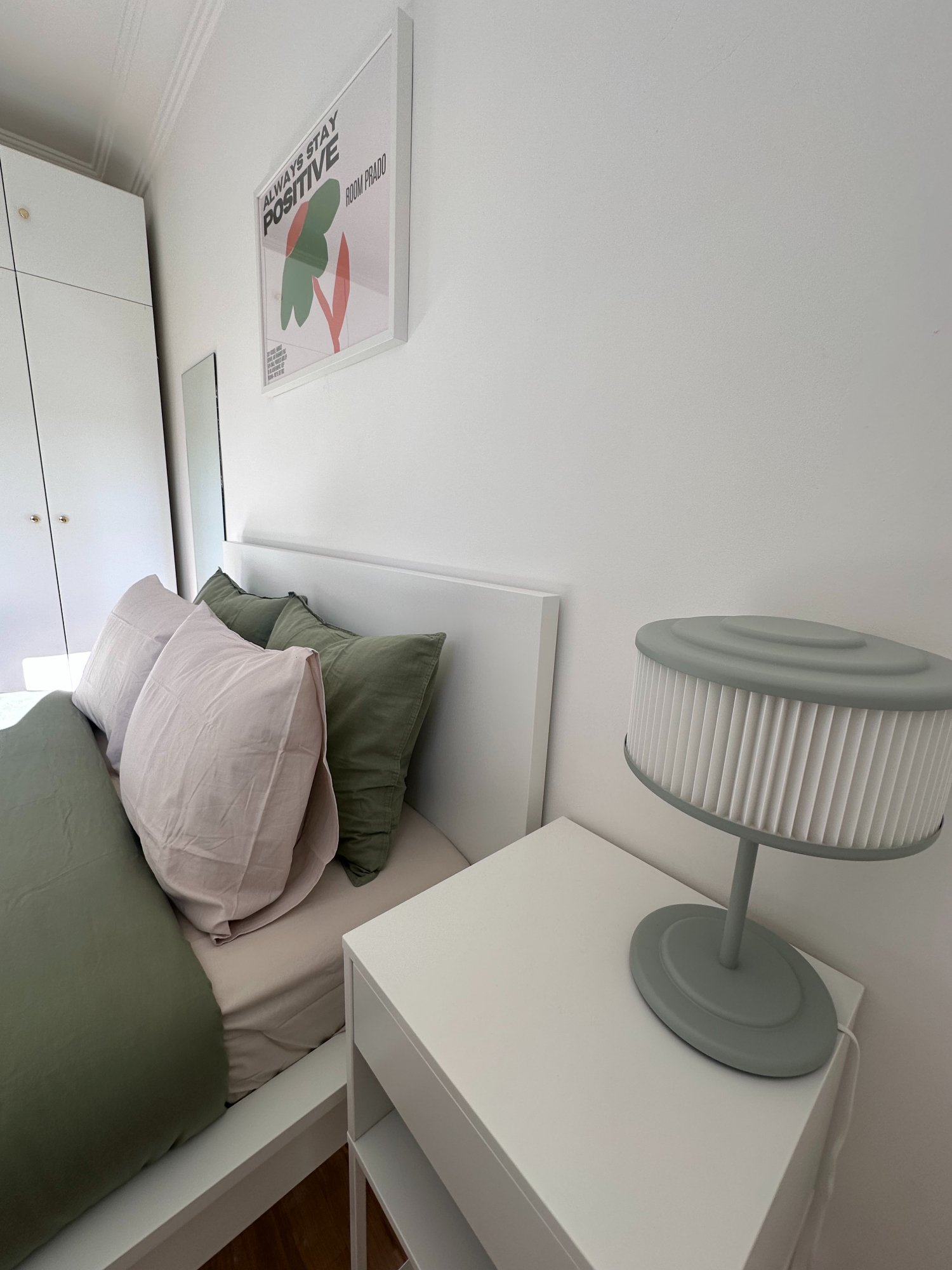 calero prado mesa de luz y lampara.jpeg